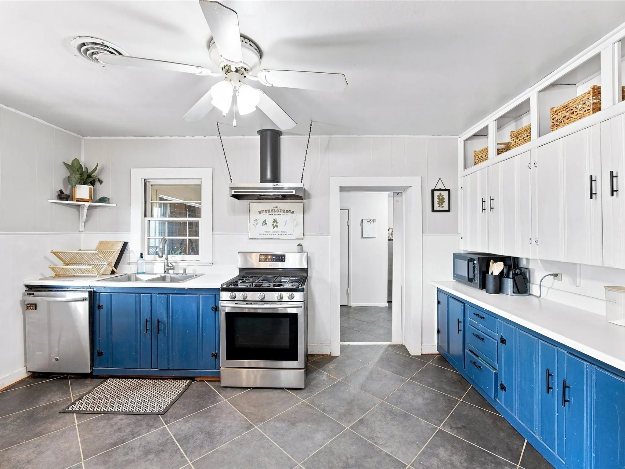Single Family Residence For Sale in Throckmorton County , 208 E Church Street, Woodson, Texas 76491, 5 Bedroom, 3 Bathroom, Garage spaces, 2,920 Sqft, built in 1931, mls#21378457, Real Estate Agent in Woodson, Homes For Sale in Throckmorton county, Homes For Sale in Woodson, Realtor in Woodson Texas, Real Estate Brokerage Independent Realty Texas, Luminita Cordes Realtor