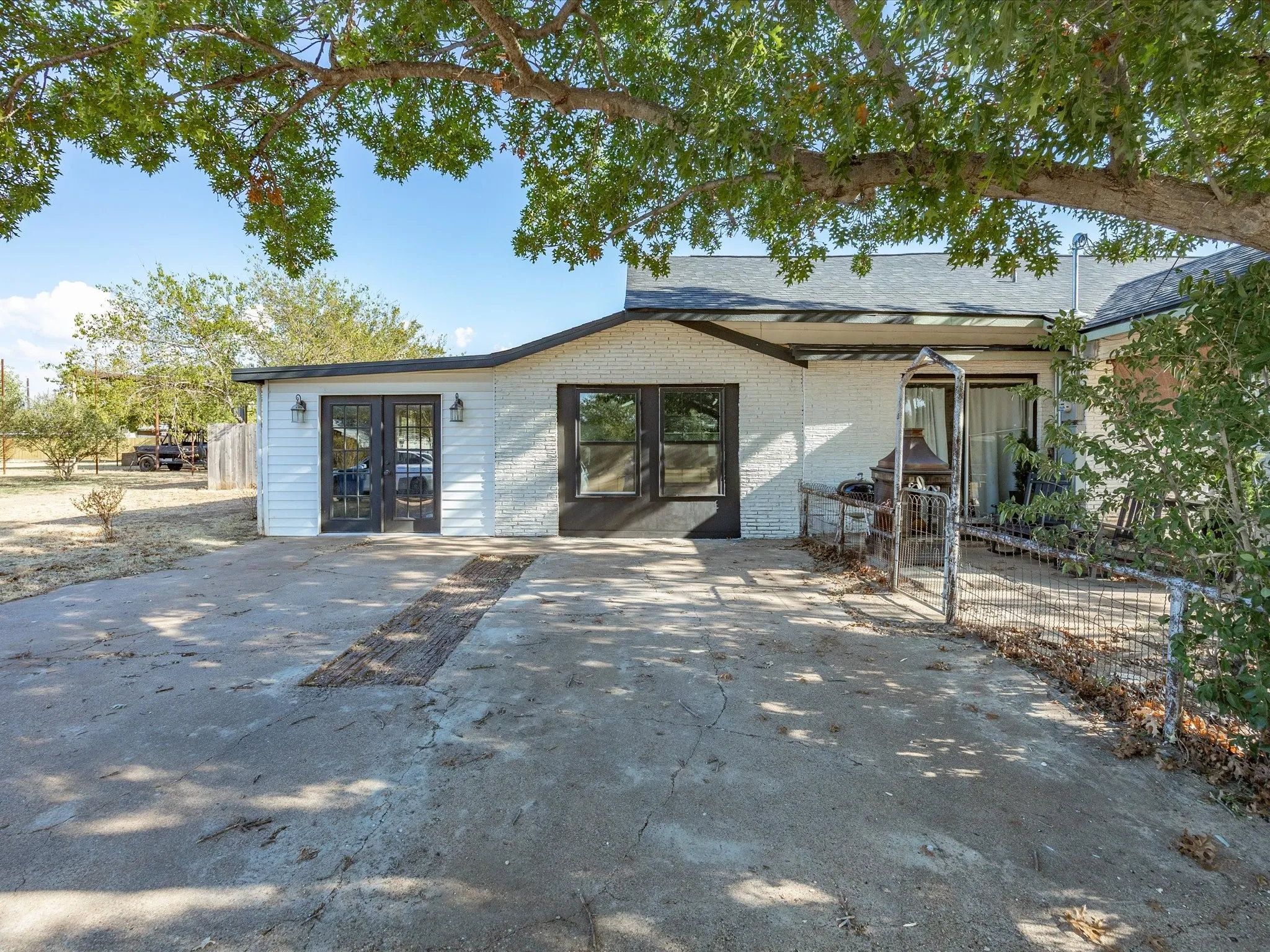 Single Family Residence For Sale in Throckmorton County , 208 E Church Street, Woodson, Texas 76491, 5 Bedroom, 3 Bathroom, Garage spaces, 2,920 Sqft, built in 1931, mls#21378457, Real Estate Agent in Woodson, Homes For Sale in Throckmorton county, Homes For Sale in Woodson, Realtor in Woodson Texas, Real Estate Brokerage Independent Realty Texas, Luminita Cordes Realtor