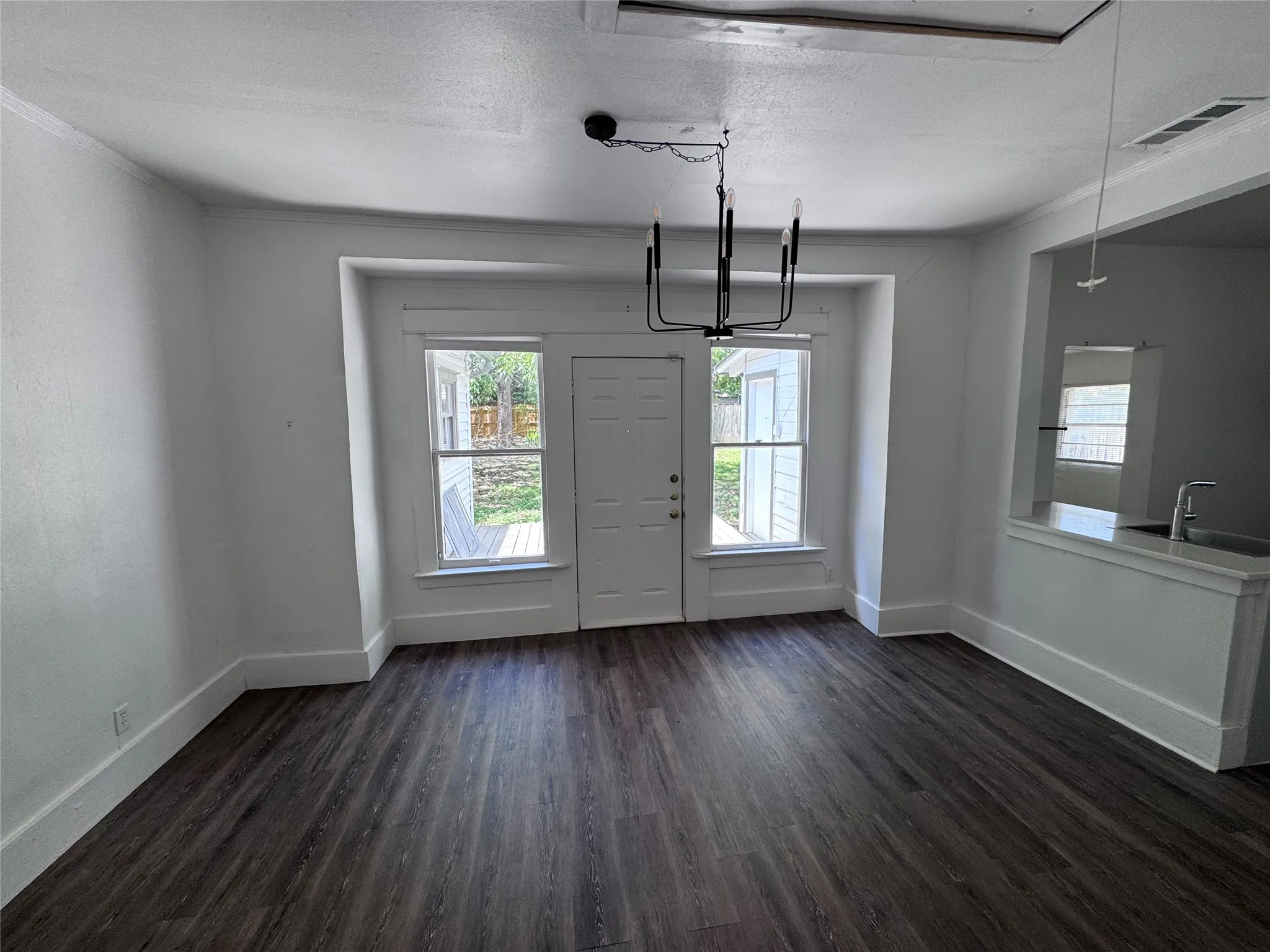 Duplex For Rent in Dallas County , 5619 Victor Street, Dallas, Texas 75214, 1 Bedroom, 1 Bathroom, Garage spaces, 800 Sqft, built in 1924, mls#21383011, Real Estate Agent in Dallas, Homes For Rent in Dallas county, Homes For Rent in Dallas, Realtor in Dallas Texas, Real Estate Brokerage Independent Realty Texas, Luminita Cordes Realtor