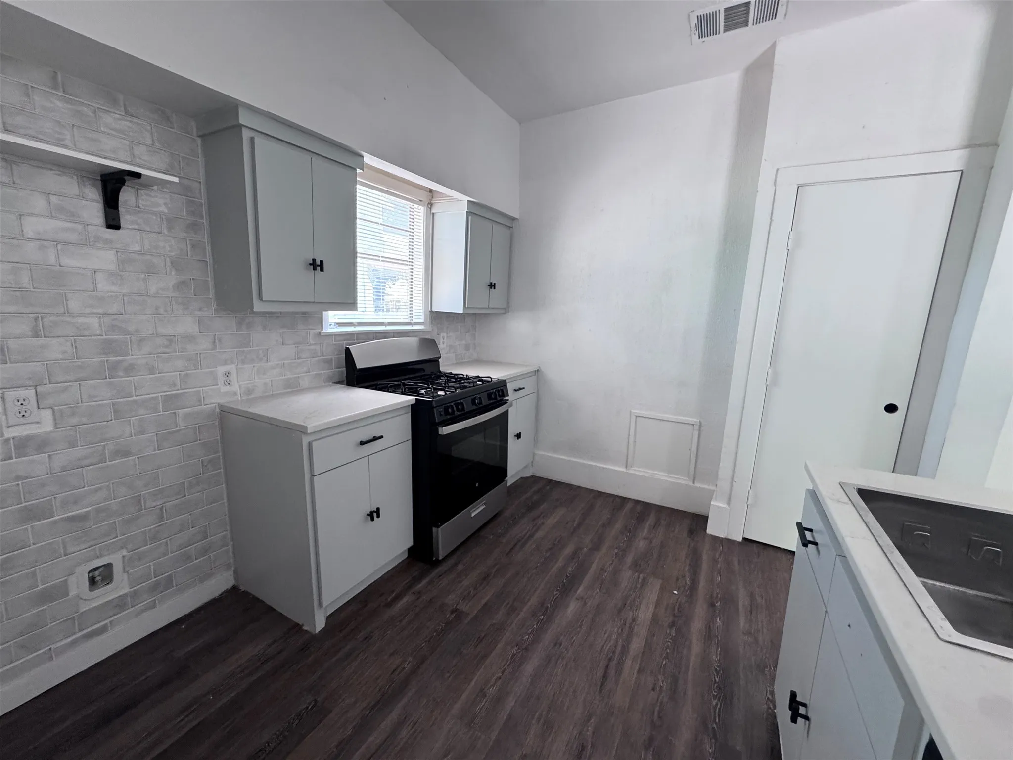 Duplex For Rent in Dallas County , 5619 Victor Street, Dallas, Texas 75214, 1 Bedroom, 1 Bathroom, Garage spaces, 800 Sqft, built in 1924, mls#21383011, Real Estate Agent in Dallas, Homes For Rent in Dallas county, Homes For Rent in Dallas, Realtor in Dallas Texas, Real Estate Brokerage Independent Realty Texas, Luminita Cordes Realtor