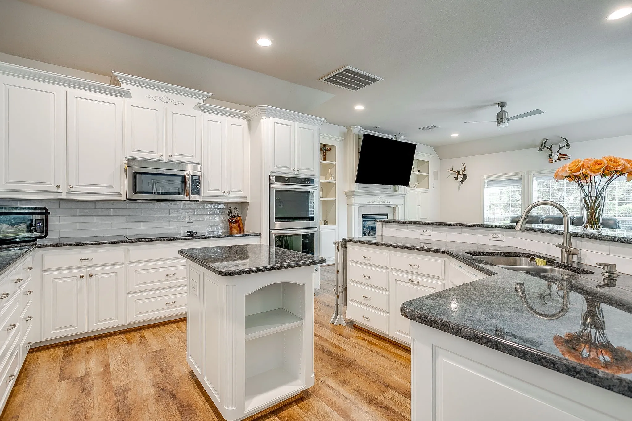 Single Family Residence For Sale in Tarrant County , 912 Thomas Crossing Drive, Fort Worth, Texas 76028, 4 Bedroom, 3 Bathroom, 2 Garage spaces, 3,160 Sqft, built in 1999, mls#21382800, Real Estate Agent in Fort Worth, Homes For Sale in Tarrant county, Homes For Sale in Fort Worth, Realtor in Fort Worth Texas, Real Estate Brokerage Independent Realty Texas, Luminita Cordes Realtor