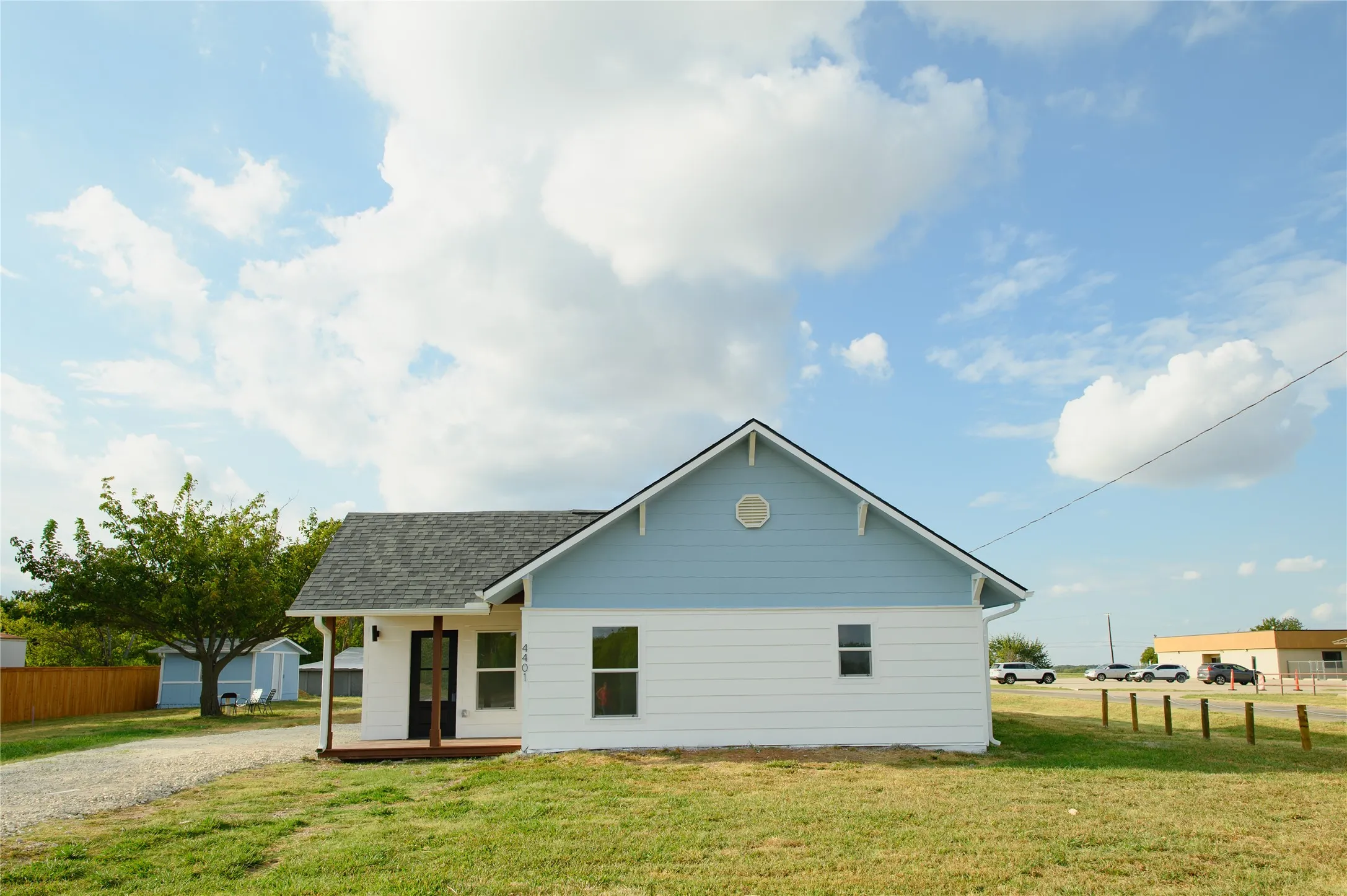 Single Family Residence For Sale in Grayson County , 4401 Elementary Drive, Southmayd, Texas 76268, 3 Bedroom, 2 Bathroom, 1 Garage spaces, 1,401 Sqft, built in 1920, mls#21383016, Real Estate Agent in Southmayd, Homes For Sale in Grayson county, Homes For Sale in Southmayd, Realtor in Southmayd Texas, Real Estate Brokerage Independent Realty Texas, Luminita Cordes Realtor