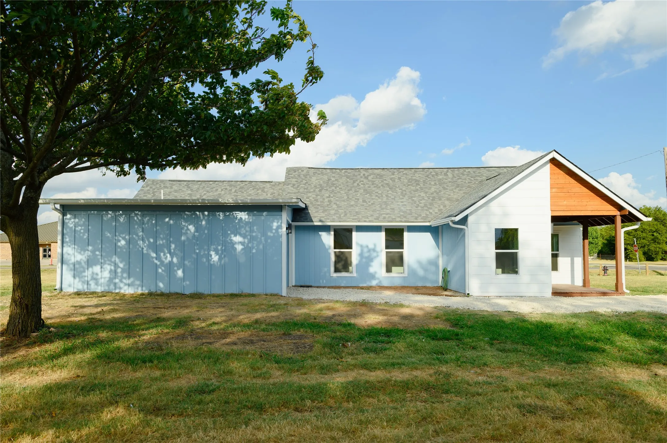Single Family Residence For Sale in Grayson County , 4401 Elementary Drive, Southmayd, Texas 76268, 3 Bedroom, 2 Bathroom, 1 Garage spaces, 1,401 Sqft, built in 1920, mls#21383016, Real Estate Agent in Southmayd, Homes For Sale in Grayson county, Homes For Sale in Southmayd, Realtor in Southmayd Texas, Real Estate Brokerage Independent Realty Texas, Luminita Cordes Realtor