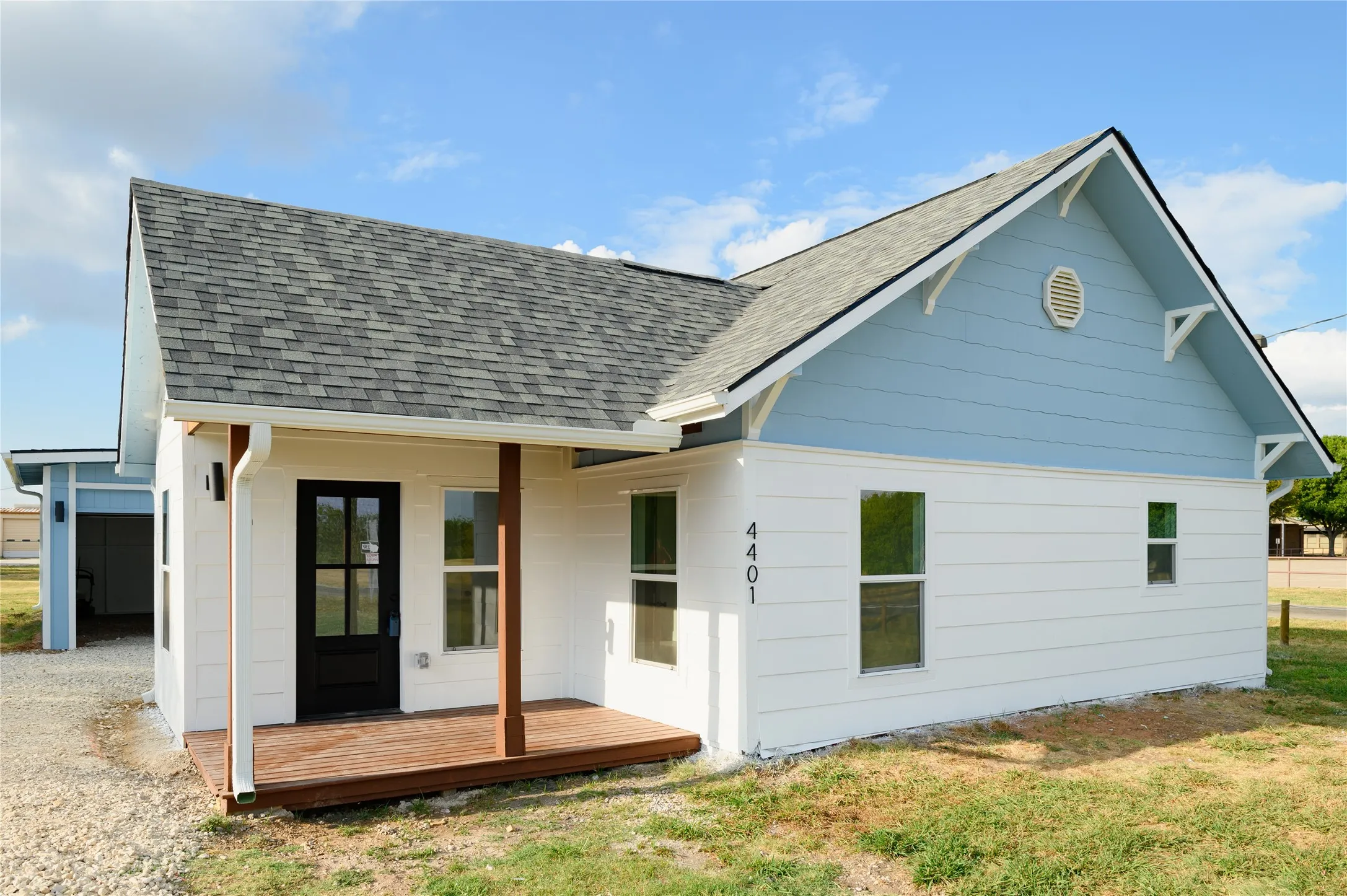 Single Family Residence For Sale in Grayson County , 4401 Elementary Drive, Southmayd, Texas 76268, 3 Bedroom, 2 Bathroom, 1 Garage spaces, 1,401 Sqft, built in 1920, mls#21383016, Real Estate Agent in Southmayd, Homes For Sale in Grayson county, Homes For Sale in Southmayd, Realtor in Southmayd Texas, Real Estate Brokerage Independent Realty Texas, Luminita Cordes Realtor