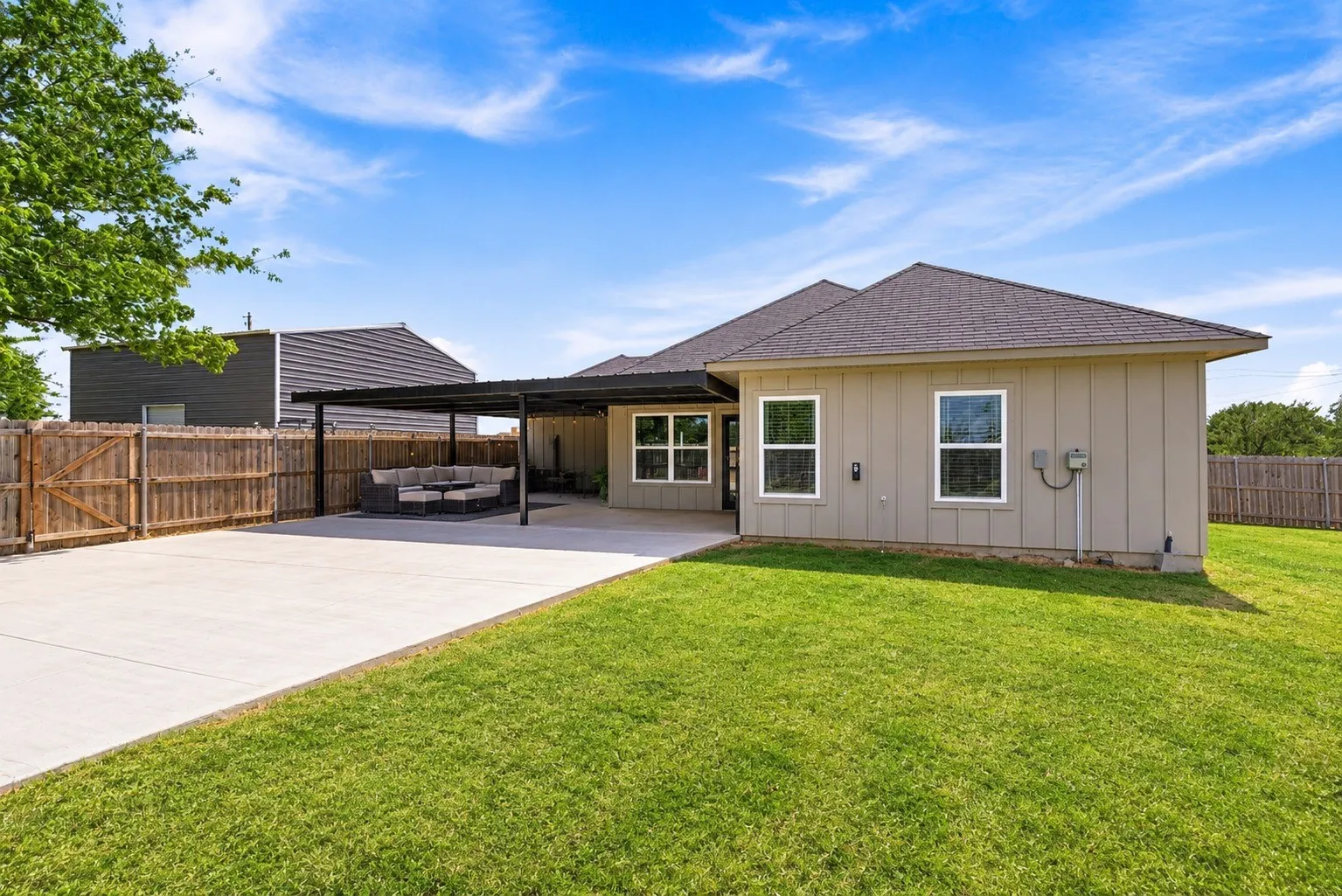 Single Family Residence For Sale in Johnson County , 8001 County Road 109, Alvarado, Texas 76009, 3 Bedroom, 2 Bathroom, 2 Garage spaces, 1,343 Sqft, built in 2019, mls#21382676, Real Estate Agent in Alvarado, Homes For Sale in Johnson county, Homes For Sale in Alvarado, Realtor in Alvarado Texas, Real Estate Brokerage Independent Realty Texas, Luminita Cordes Realtor