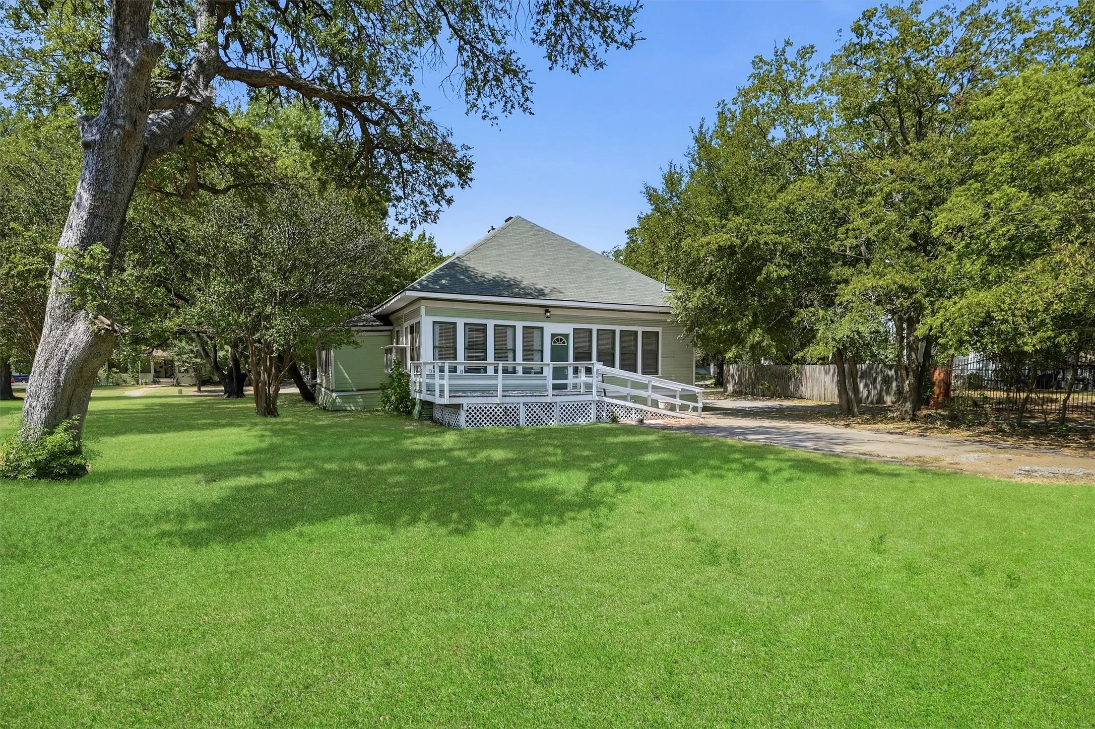 Single Family Residence For Sale in Grayson County , 1221 S Crockett Street, Sherman, Texas 75090, 3 Bedroom, 2 Bathroom, Garage spaces, 2,027 Sqft, built in 1900, mls#21383048, Real Estate Agent in Sherman, Homes For Sale in Grayson county, Homes For Sale in Sherman, Realtor in Sherman Texas, Real Estate Brokerage Independent Realty Texas, Luminita Cordes Realtor