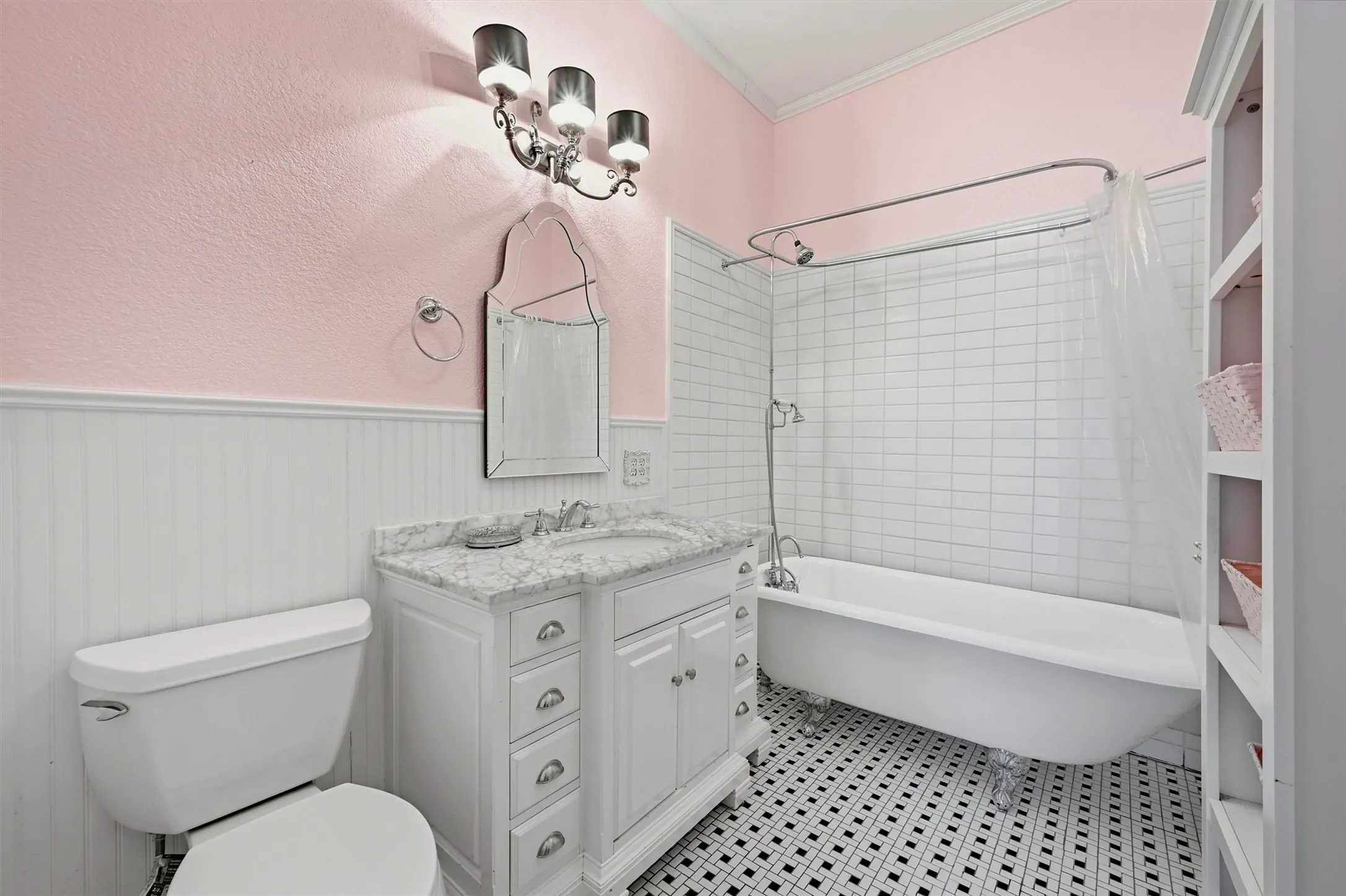 Single Family Residence For Sale in Grayson County , 1221 S Crockett Street, Sherman, Texas 75090, 3 Bedroom, 2 Bathroom, Garage spaces, 2,027 Sqft, built in 1900, mls#21383048, Real Estate Agent in Sherman, Homes For Sale in Grayson county, Homes For Sale in Sherman, Realtor in Sherman Texas, Real Estate Brokerage Independent Realty Texas, Luminita Cordes Realtor