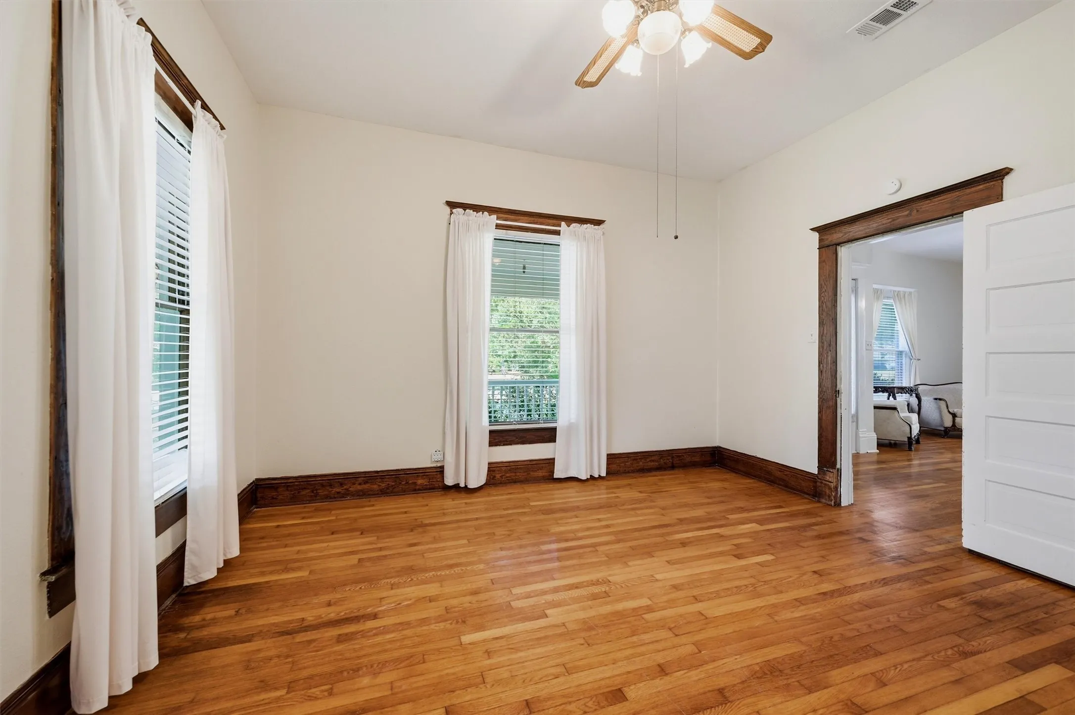 Single Family Residence For Sale in Grayson County , 1221 S Crockett Street, Sherman, Texas 75090, 3 Bedroom, 2 Bathroom, Garage spaces, 2,027 Sqft, built in 1900, mls#21383048, Real Estate Agent in Sherman, Homes For Sale in Grayson county, Homes For Sale in Sherman, Realtor in Sherman Texas, Real Estate Brokerage Independent Realty Texas, Luminita Cordes Realtor