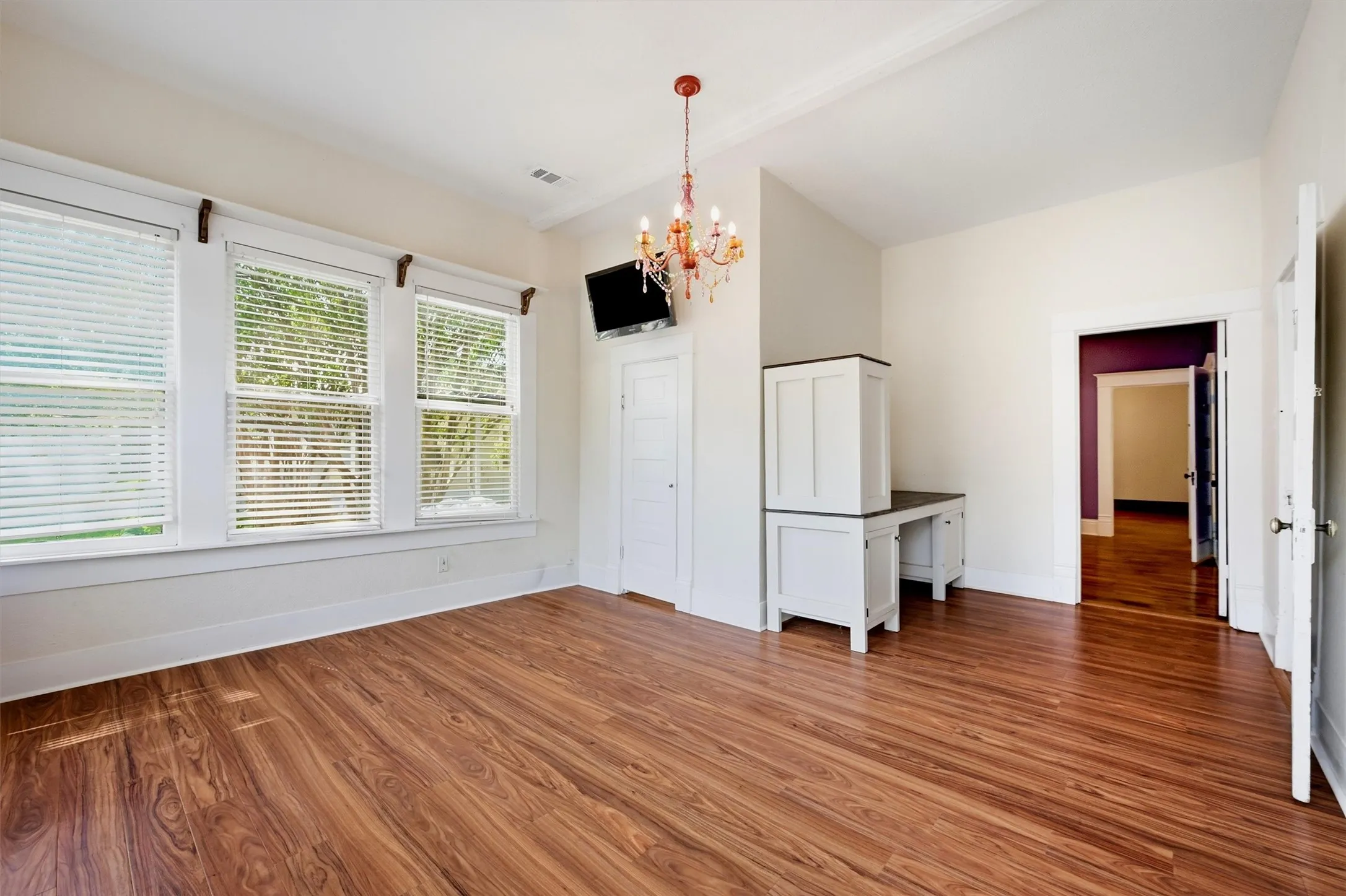Single Family Residence For Sale in Grayson County , 1221 S Crockett Street, Sherman, Texas 75090, 3 Bedroom, 2 Bathroom, Garage spaces, 2,027 Sqft, built in 1900, mls#21383048, Real Estate Agent in Sherman, Homes For Sale in Grayson county, Homes For Sale in Sherman, Realtor in Sherman Texas, Real Estate Brokerage Independent Realty Texas, Luminita Cordes Realtor