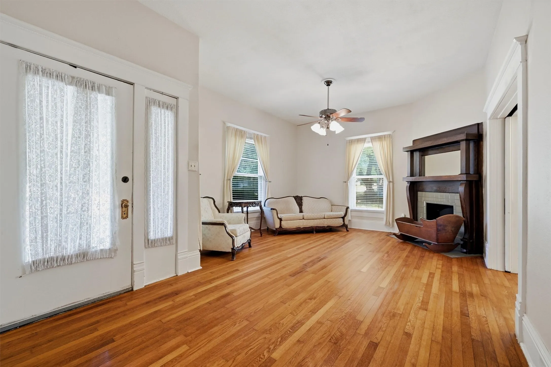 Single Family Residence For Sale in Grayson County , 1221 S Crockett Street, Sherman, Texas 75090, 3 Bedroom, 2 Bathroom, Garage spaces, 2,027 Sqft, built in 1900, mls#21383048, Real Estate Agent in Sherman, Homes For Sale in Grayson county, Homes For Sale in Sherman, Realtor in Sherman Texas, Real Estate Brokerage Independent Realty Texas, Luminita Cordes Realtor
