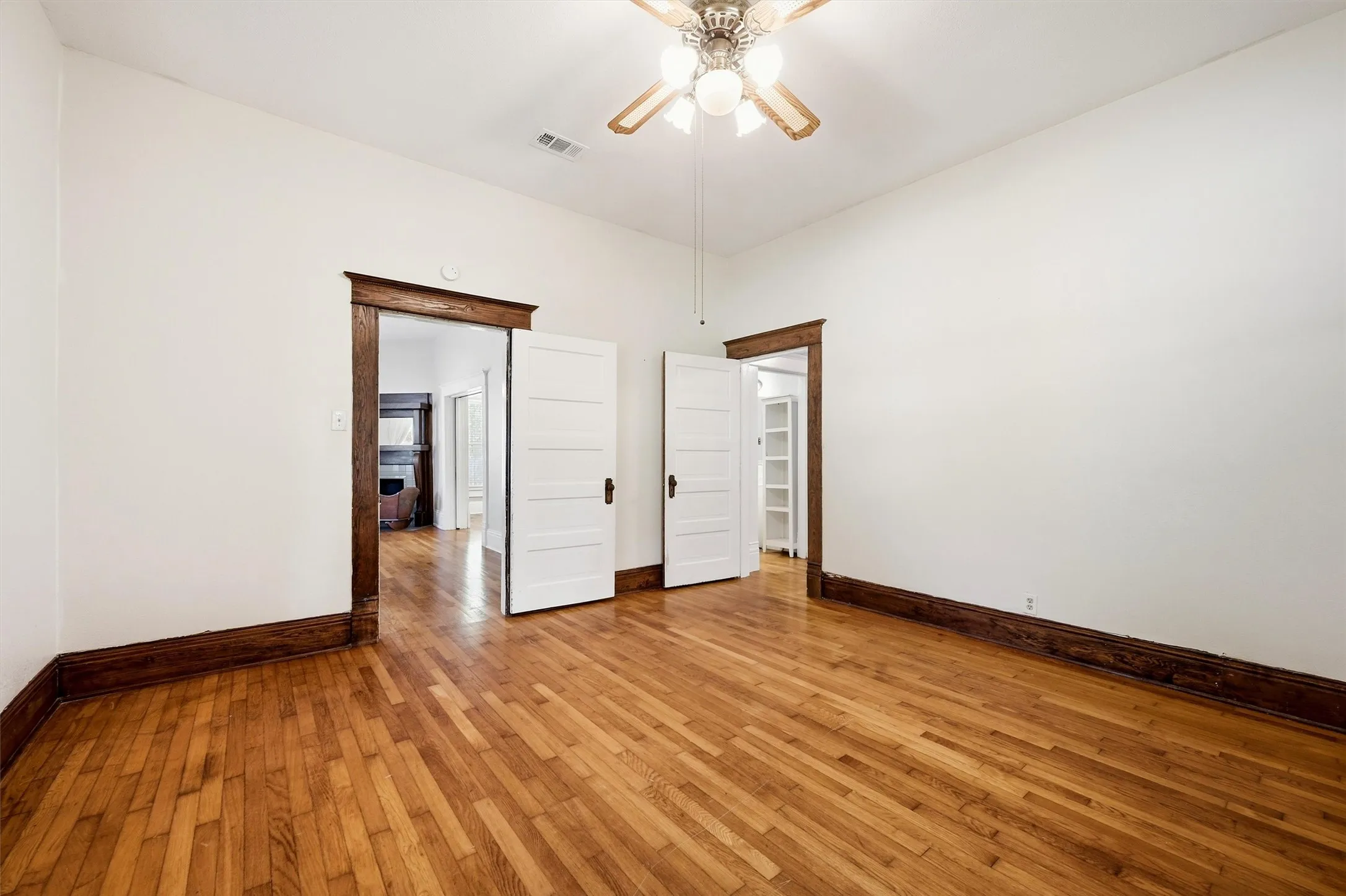 Single Family Residence For Sale in Grayson County , 1221 S Crockett Street, Sherman, Texas 75090, 3 Bedroom, 2 Bathroom, Garage spaces, 2,027 Sqft, built in 1900, mls#21383048, Real Estate Agent in Sherman, Homes For Sale in Grayson county, Homes For Sale in Sherman, Realtor in Sherman Texas, Real Estate Brokerage Independent Realty Texas, Luminita Cordes Realtor