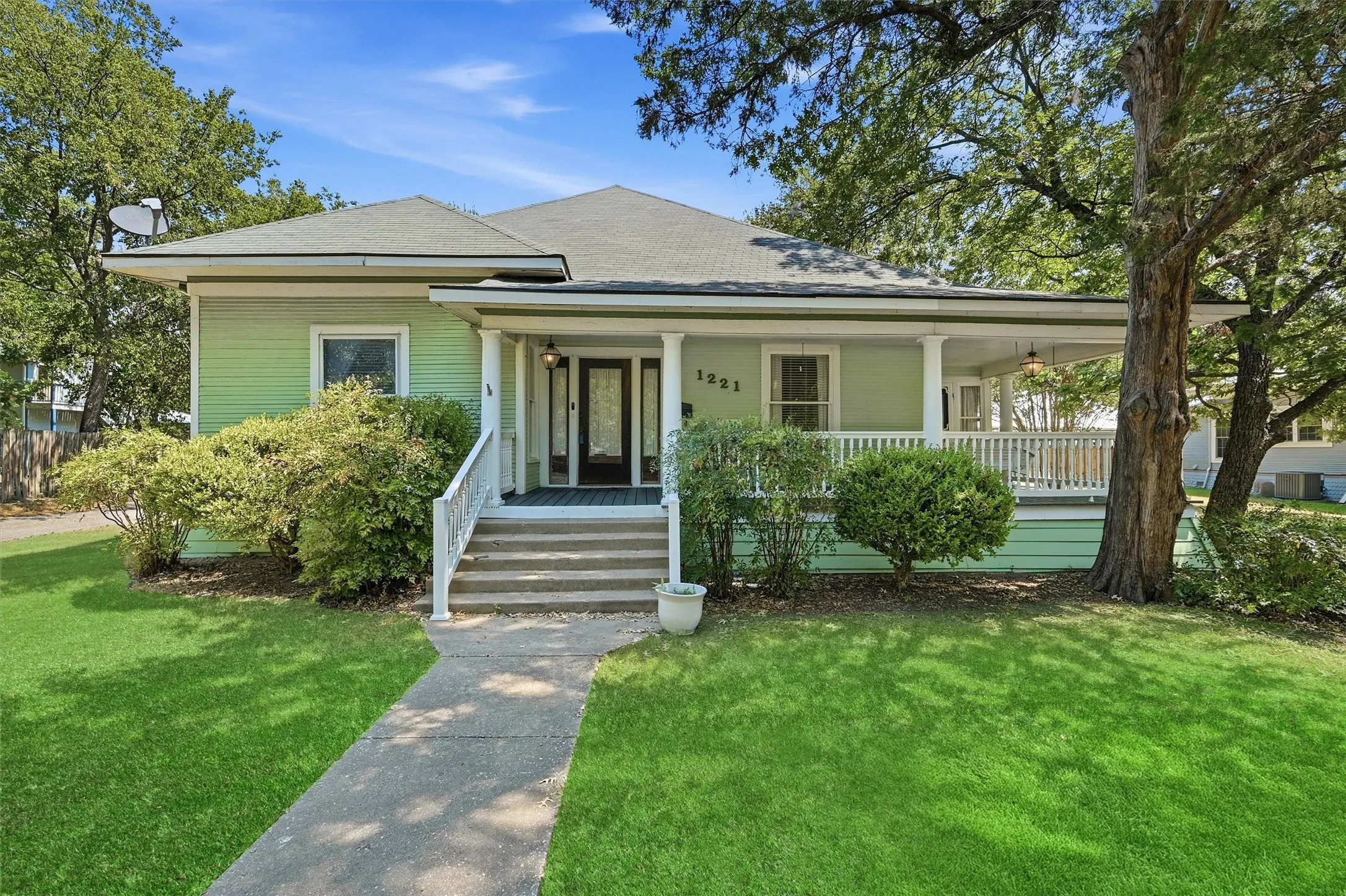 Single Family Residence For Sale in Grayson County , 1221 S Crockett Street, Sherman, Texas 75090, 3 Bedroom, 2 Bathroom, Garage spaces, 2,027 Sqft, built in 1900, mls#21383048, Real Estate Agent in Sherman, Homes For Sale in Grayson county, Homes For Sale in Sherman, Realtor in Sherman Texas, Real Estate Brokerage Independent Realty Texas, Luminita Cordes Realtor