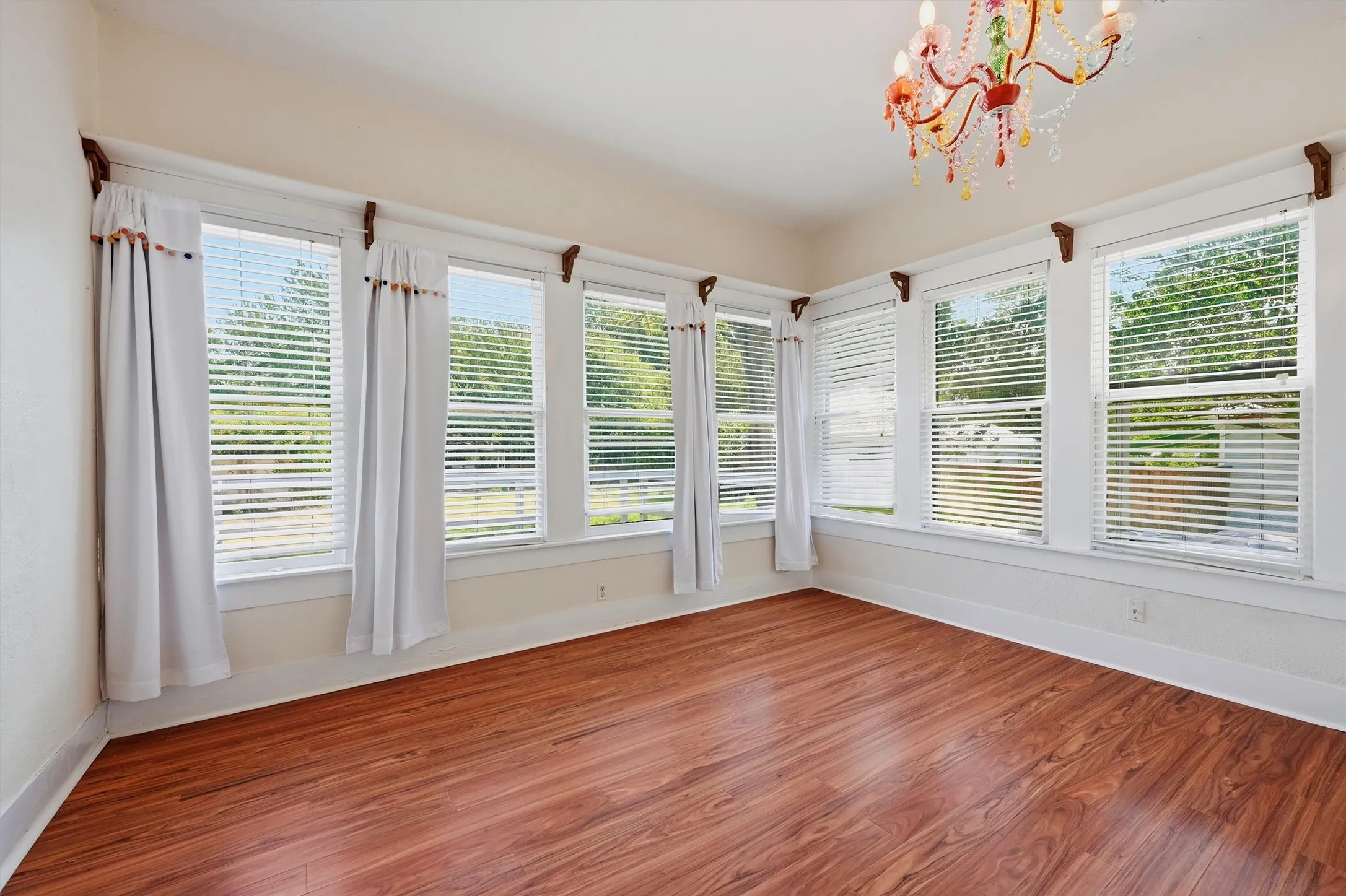 Single Family Residence For Sale in Grayson County , 1221 S Crockett Street, Sherman, Texas 75090, 3 Bedroom, 2 Bathroom, Garage spaces, 2,027 Sqft, built in 1900, mls#21383048, Real Estate Agent in Sherman, Homes For Sale in Grayson county, Homes For Sale in Sherman, Realtor in Sherman Texas, Real Estate Brokerage Independent Realty Texas, Luminita Cordes Realtor
