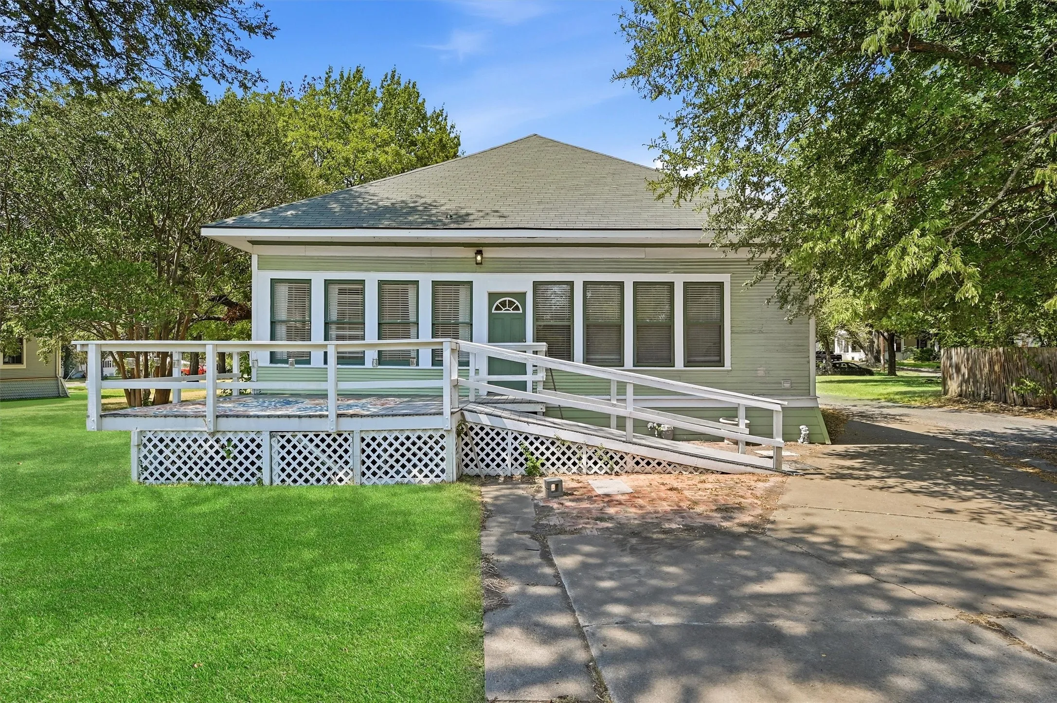 Single Family Residence For Sale in Grayson County , 1221 S Crockett Street, Sherman, Texas 75090, 3 Bedroom, 2 Bathroom, Garage spaces, 2,027 Sqft, built in 1900, mls#21383048, Real Estate Agent in Sherman, Homes For Sale in Grayson county, Homes For Sale in Sherman, Realtor in Sherman Texas, Real Estate Brokerage Independent Realty Texas, Luminita Cordes Realtor
