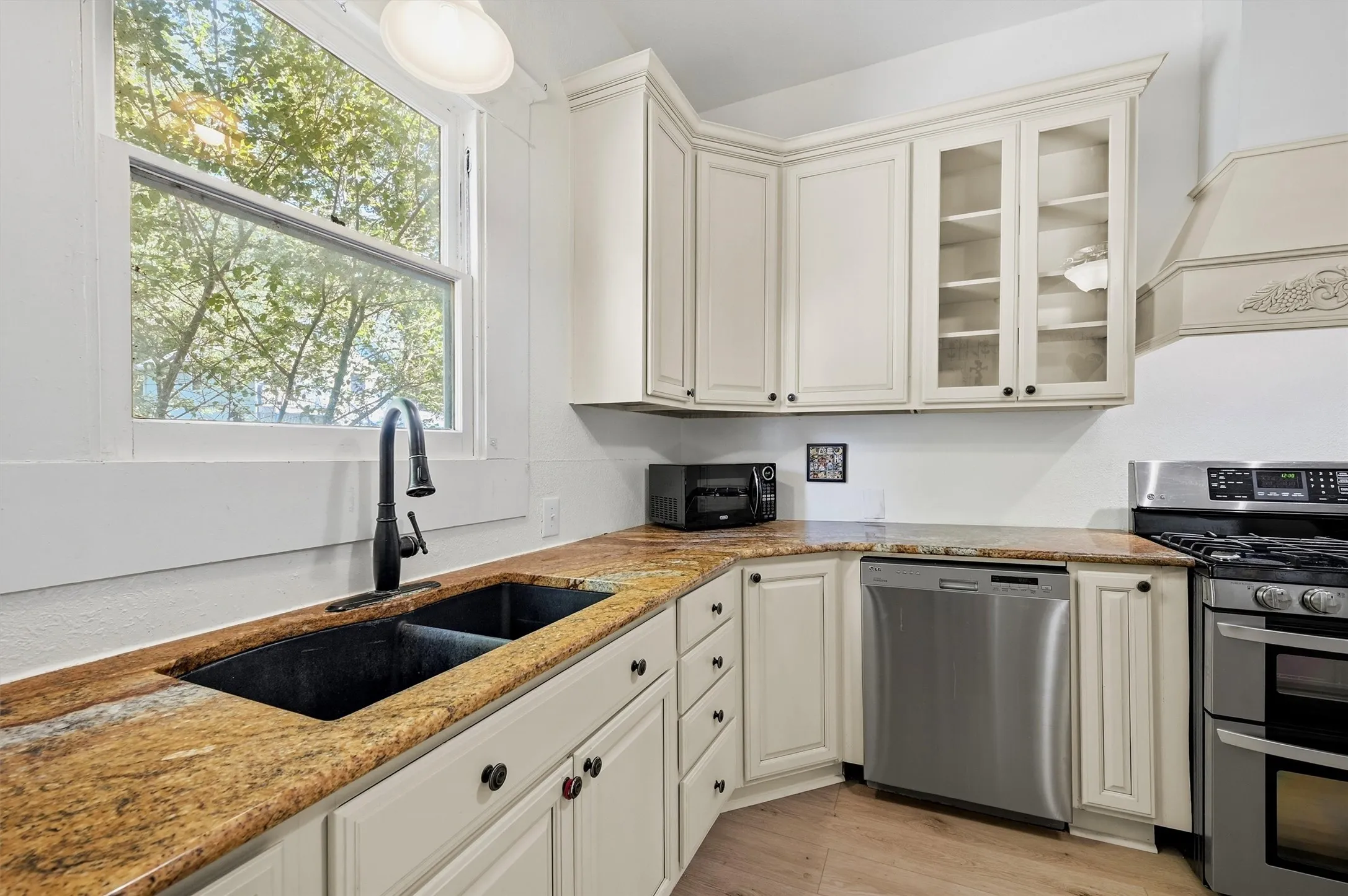 Single Family Residence For Sale in Grayson County , 1221 S Crockett Street, Sherman, Texas 75090, 3 Bedroom, 2 Bathroom, Garage spaces, 2,027 Sqft, built in 1900, mls#21383048, Real Estate Agent in Sherman, Homes For Sale in Grayson county, Homes For Sale in Sherman, Realtor in Sherman Texas, Real Estate Brokerage Independent Realty Texas, Luminita Cordes Realtor