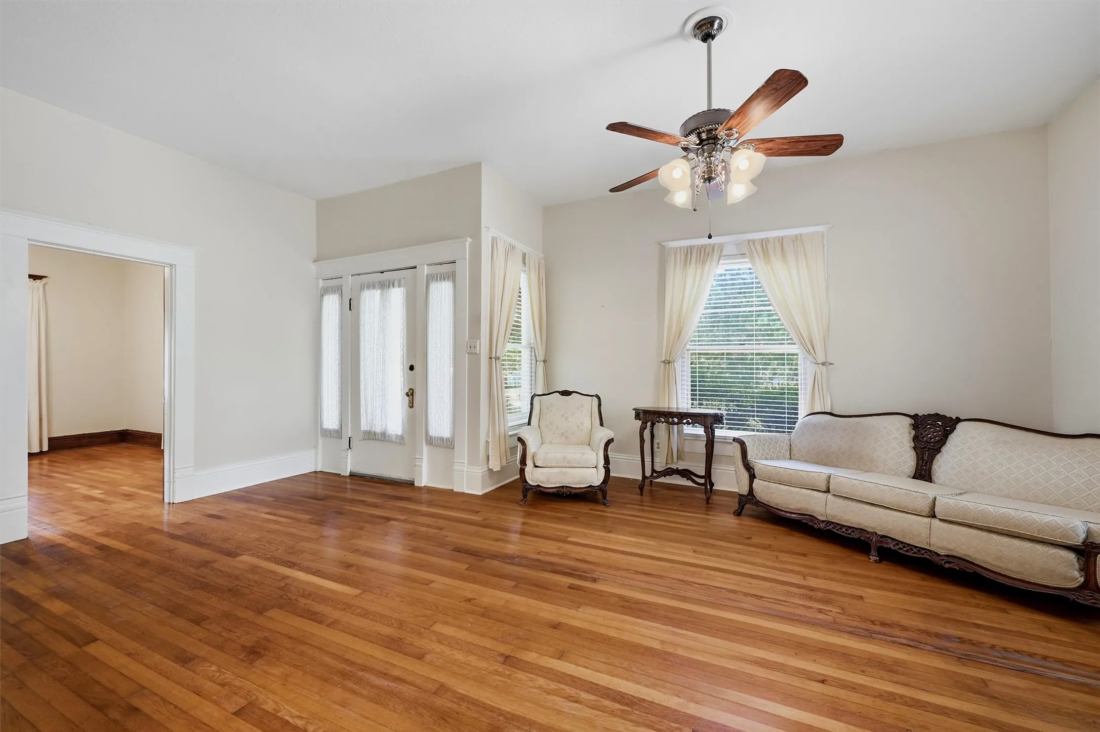 Single Family Residence For Sale in Grayson County , 1221 S Crockett Street, Sherman, Texas 75090, 3 Bedroom, 2 Bathroom, Garage spaces, 2,027 Sqft, built in 1900, mls#21383048, Real Estate Agent in Sherman, Homes For Sale in Grayson county, Homes For Sale in Sherman, Realtor in Sherman Texas, Real Estate Brokerage Independent Realty Texas, Luminita Cordes Realtor