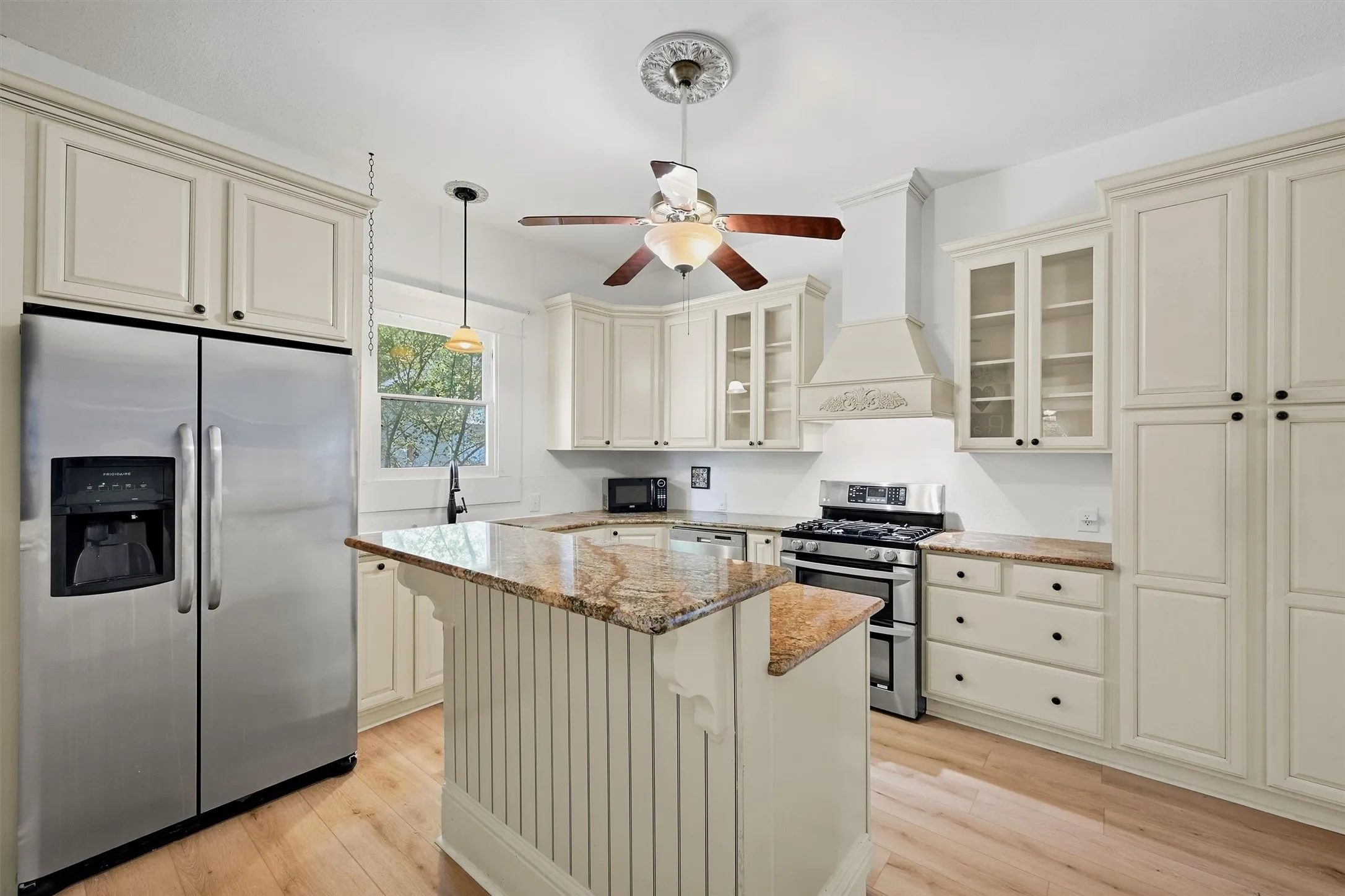Single Family Residence For Sale in Grayson County , 1221 S Crockett Street, Sherman, Texas 75090, 3 Bedroom, 2 Bathroom, Garage spaces, 2,027 Sqft, built in 1900, mls#21383048, Real Estate Agent in Sherman, Homes For Sale in Grayson county, Homes For Sale in Sherman, Realtor in Sherman Texas, Real Estate Brokerage Independent Realty Texas, Luminita Cordes Realtor