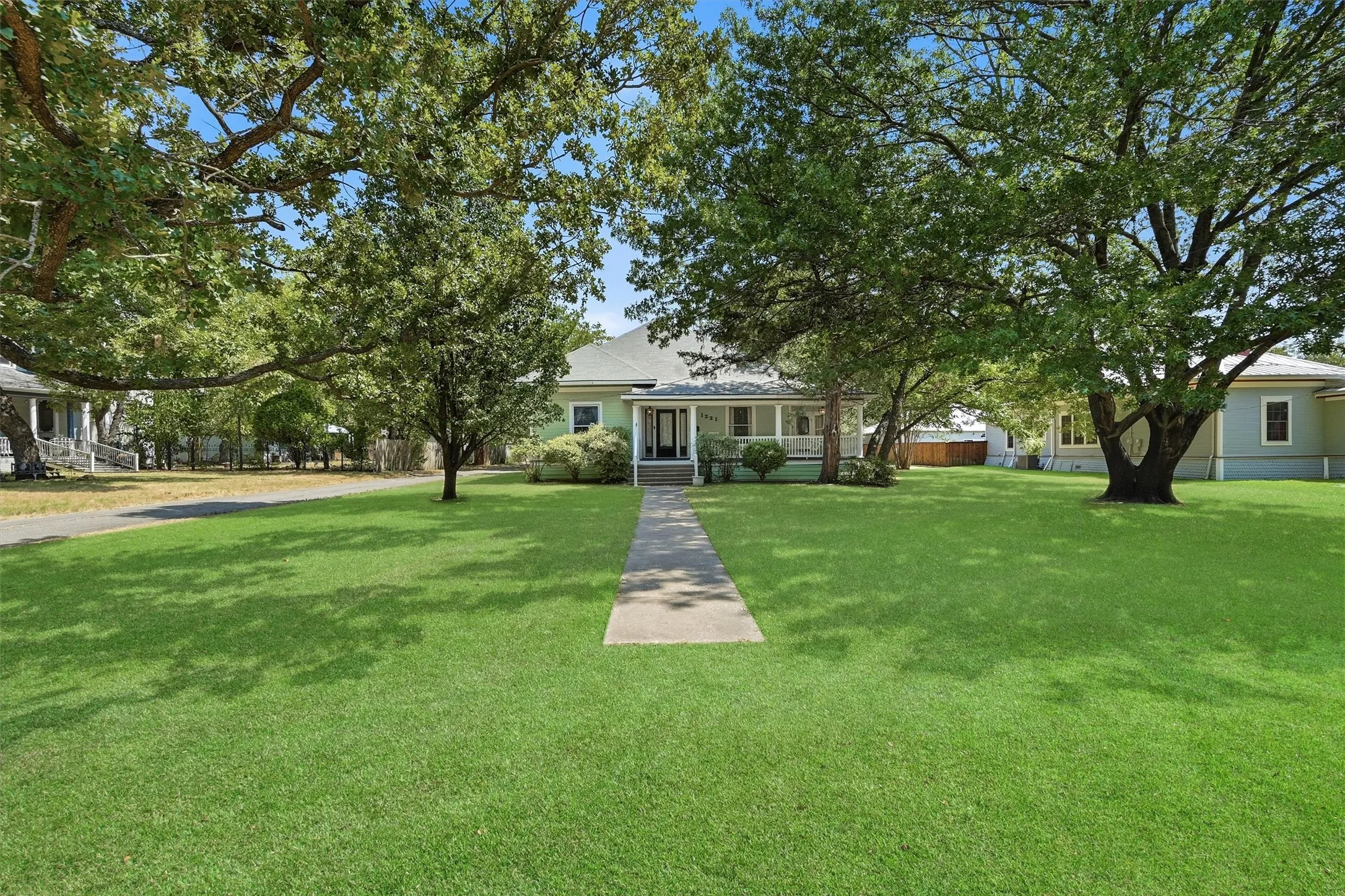 Single Family Residence For Sale in Grayson County , 1221 S Crockett Street, Sherman, Texas 75090, 3 Bedroom, 2 Bathroom, Garage spaces, 2,027 Sqft, built in 1900, mls#21383048, Real Estate Agent in Sherman, Homes For Sale in Grayson county, Homes For Sale in Sherman, Realtor in Sherman Texas, Real Estate Brokerage Independent Realty Texas, Luminita Cordes Realtor