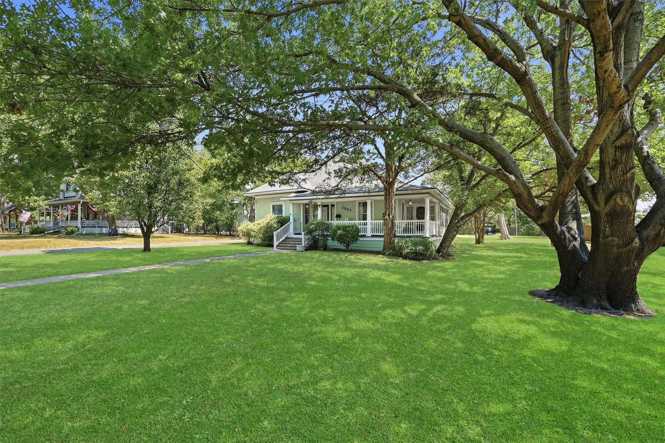 Single Family Residence For Sale in Grayson County , 1221 S Crockett Street, Sherman, Texas 75090, 3 Bedroom, 2 Bathroom, Garage spaces, 2,027 Sqft, built in 1900, mls#21383048, Real Estate Agent in Sherman, Homes For Sale in Grayson county, Homes For Sale in Sherman, Realtor in Sherman Texas, Real Estate Brokerage Independent Realty Texas, Luminita Cordes Realtor