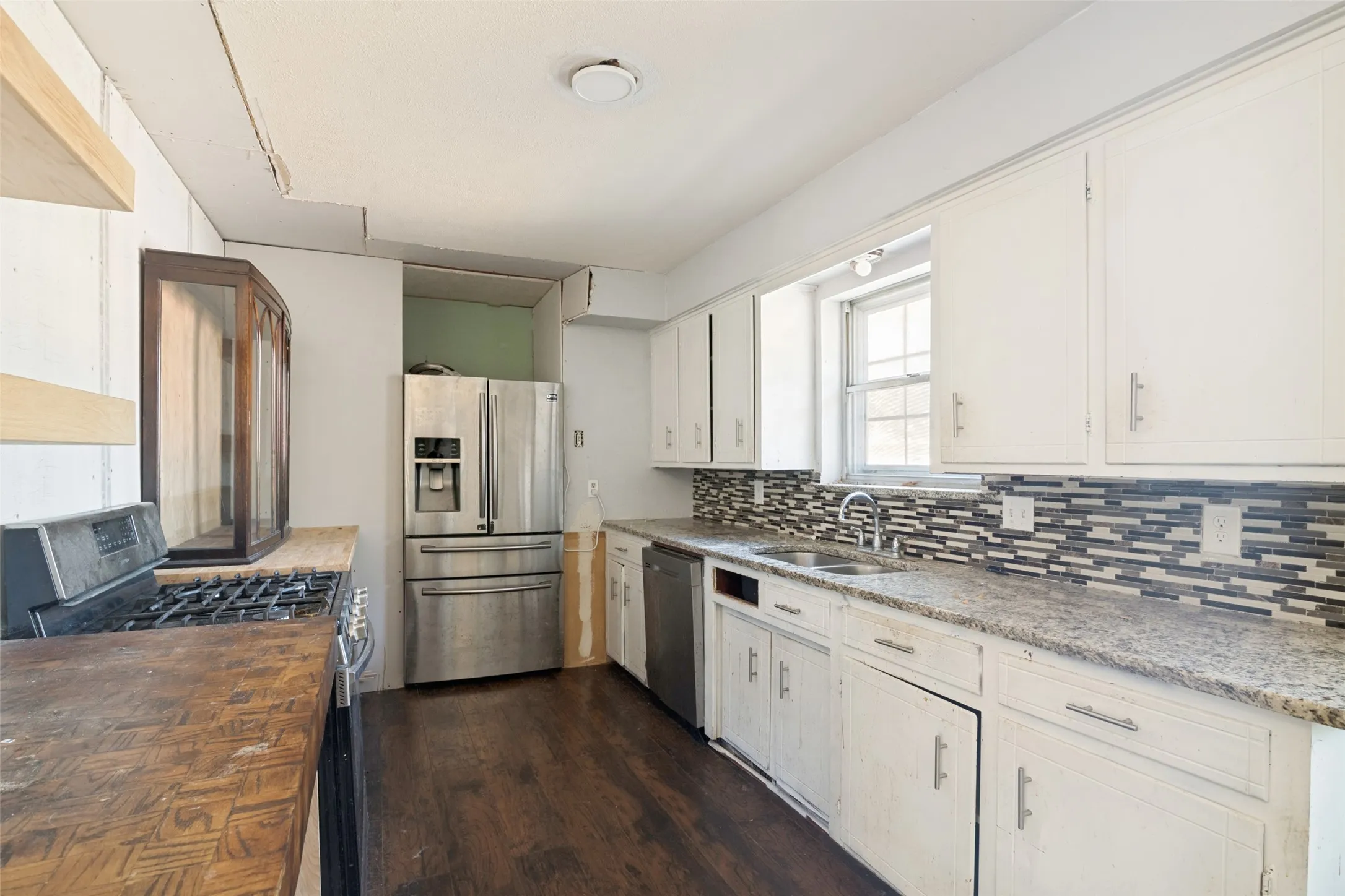 Single Family Residence For Sale in Dallas County , 1717 Douglas Drive, Garland, Texas 75041, 4 Bedroom, 3 Bathroom, 2 Garage spaces, 2,309 Sqft, built in 1968, mls#21381291, Real Estate Agent in Garland, Homes For Sale in Dallas county, Homes For Sale in Garland, Realtor in Garland Texas, Real Estate Brokerage Independent Realty Texas, Luminita Cordes Realtor