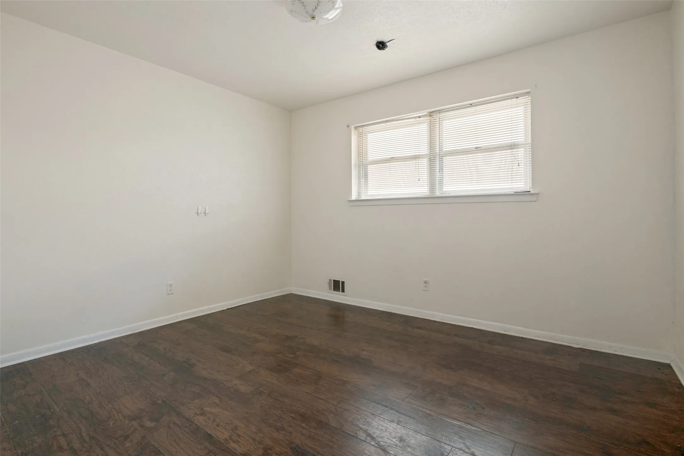Single Family Residence For Sale in Dallas County , 1717 Douglas Drive, Garland, Texas 75041, 4 Bedroom, 3 Bathroom, 2 Garage spaces, 2,309 Sqft, built in 1968, mls#21381291, Real Estate Agent in Garland, Homes For Sale in Dallas county, Homes For Sale in Garland, Realtor in Garland Texas, Real Estate Brokerage Independent Realty Texas, Luminita Cordes Realtor