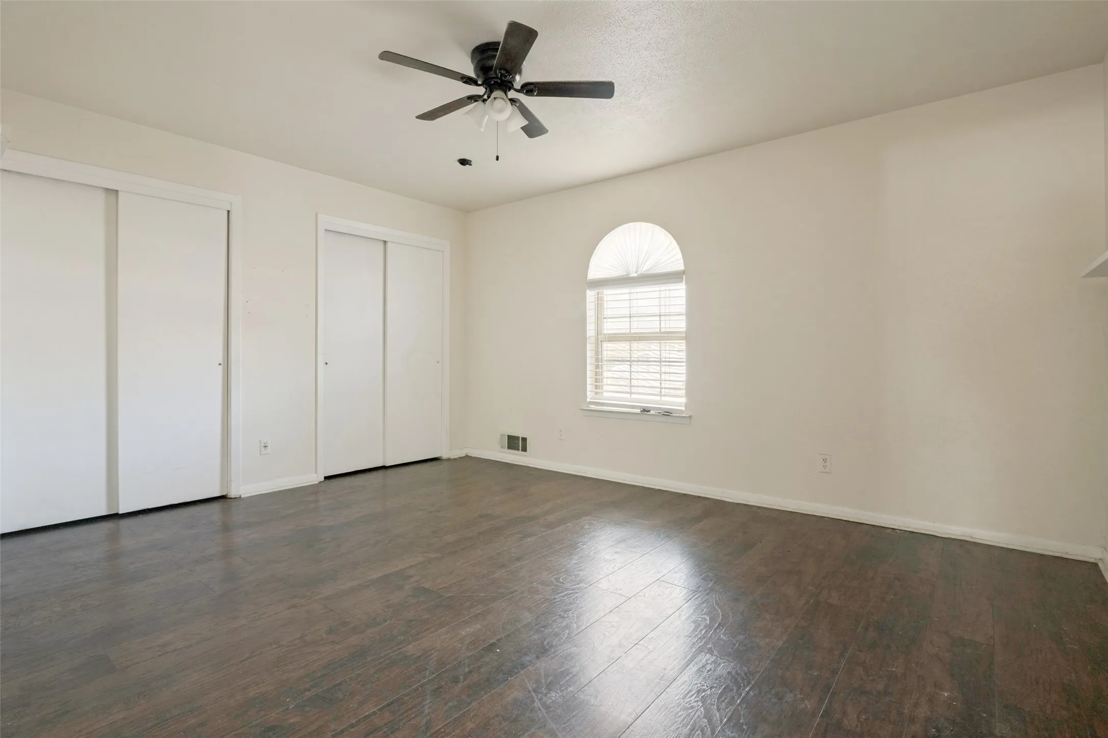 Single Family Residence For Sale in Dallas County , 1717 Douglas Drive, Garland, Texas 75041, 4 Bedroom, 3 Bathroom, 2 Garage spaces, 2,309 Sqft, built in 1968, mls#21381291, Real Estate Agent in Garland, Homes For Sale in Dallas county, Homes For Sale in Garland, Realtor in Garland Texas, Real Estate Brokerage Independent Realty Texas, Luminita Cordes Realtor