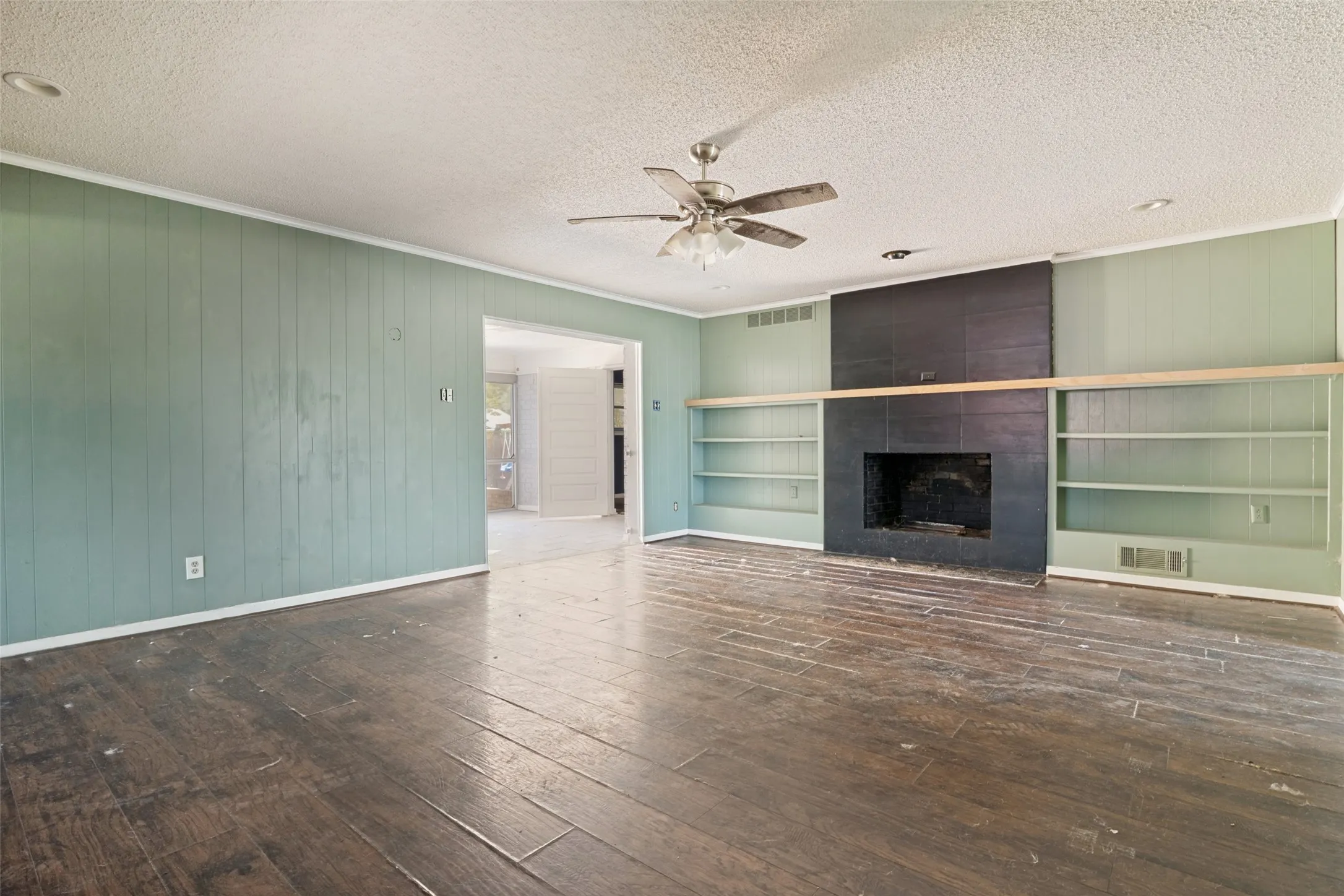 Single Family Residence For Sale in Dallas County , 1717 Douglas Drive, Garland, Texas 75041, 4 Bedroom, 3 Bathroom, 2 Garage spaces, 2,309 Sqft, built in 1968, mls#21381291, Real Estate Agent in Garland, Homes For Sale in Dallas county, Homes For Sale in Garland, Realtor in Garland Texas, Real Estate Brokerage Independent Realty Texas, Luminita Cordes Realtor