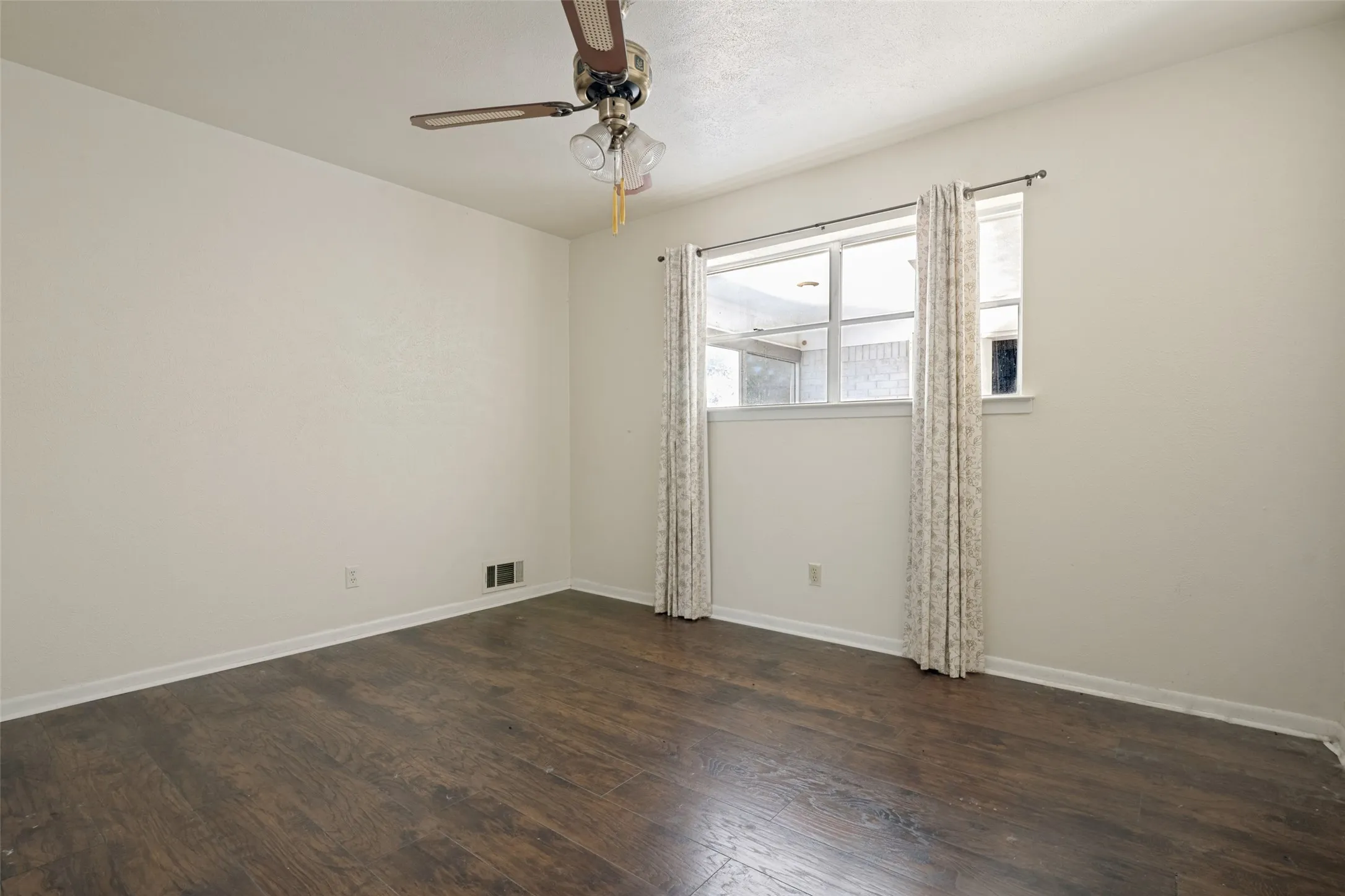 Single Family Residence For Sale in Dallas County , 1717 Douglas Drive, Garland, Texas 75041, 4 Bedroom, 3 Bathroom, 2 Garage spaces, 2,309 Sqft, built in 1968, mls#21381291, Real Estate Agent in Garland, Homes For Sale in Dallas county, Homes For Sale in Garland, Realtor in Garland Texas, Real Estate Brokerage Independent Realty Texas, Luminita Cordes Realtor