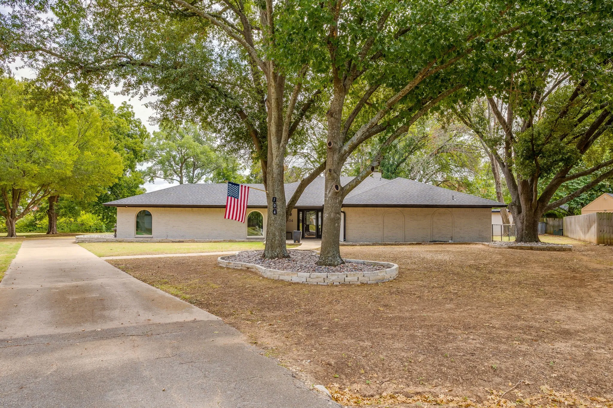 Single Family Residence For Sale in Johnson County , 104 Sunset Place, Joshua, Texas 76058, 4 Bedroom, 2 Bathroom, 2 Garage spaces, 2,410 Sqft, built in 1974, mls#21382667, Real Estate Agent in Joshua, Homes For Sale in Johnson county, Homes For Sale in Joshua, Realtor in Joshua Texas, Real Estate Brokerage Independent Realty Texas, Luminita Cordes Realtor