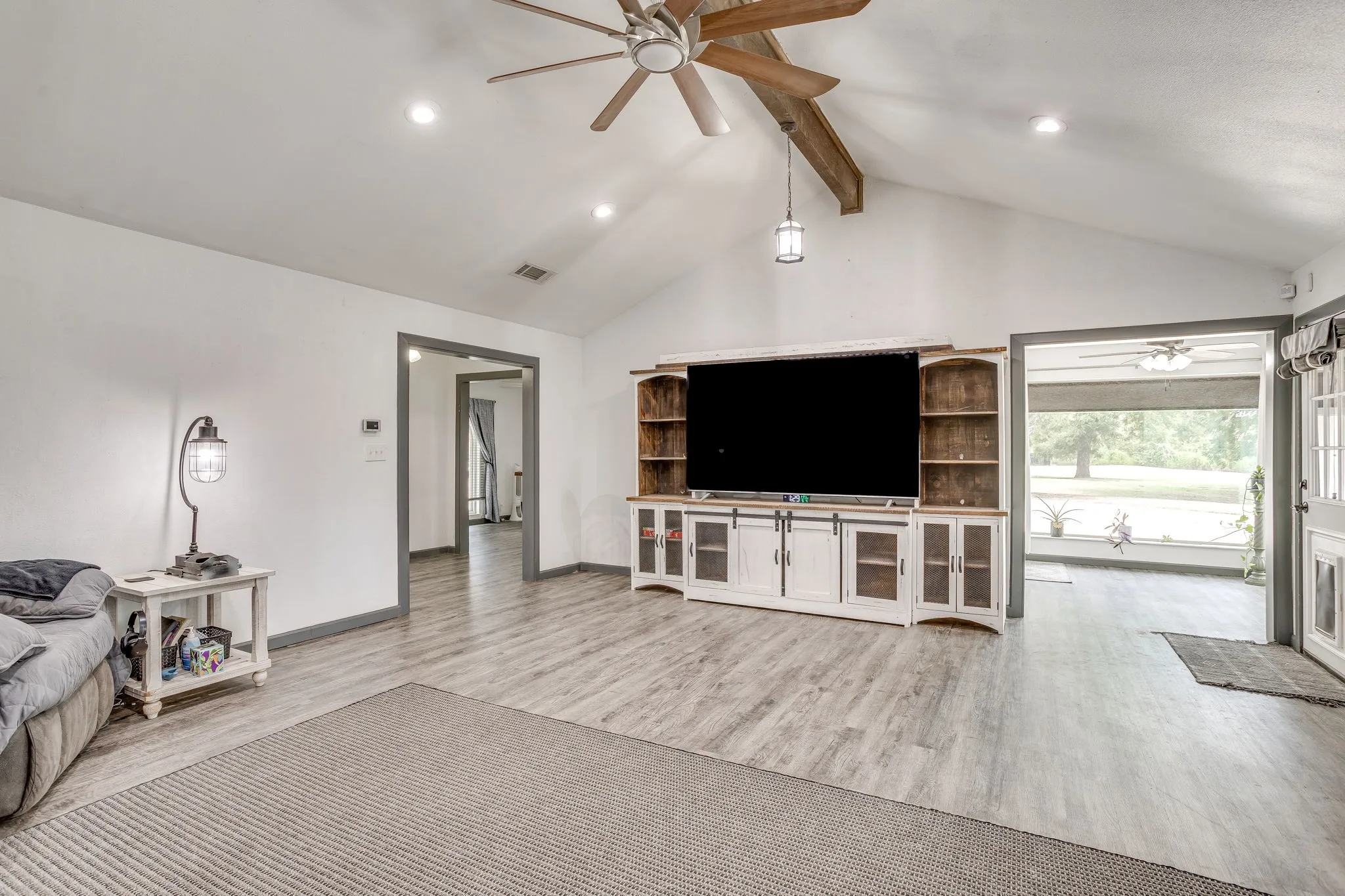 Single Family Residence For Sale in Johnson County , 104 Sunset Place, Joshua, Texas 76058, 4 Bedroom, 2 Bathroom, 2 Garage spaces, 2,410 Sqft, built in 1974, mls#21382667, Real Estate Agent in Joshua, Homes For Sale in Johnson county, Homes For Sale in Joshua, Realtor in Joshua Texas, Real Estate Brokerage Independent Realty Texas, Luminita Cordes Realtor