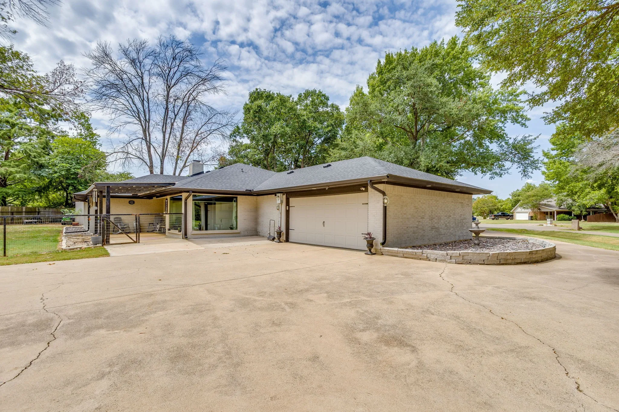 Single Family Residence For Sale in Johnson County , 104 Sunset Place, Joshua, Texas 76058, 4 Bedroom, 2 Bathroom, 2 Garage spaces, 2,410 Sqft, built in 1974, mls#21382667, Real Estate Agent in Joshua, Homes For Sale in Johnson county, Homes For Sale in Joshua, Realtor in Joshua Texas, Real Estate Brokerage Independent Realty Texas, Luminita Cordes Realtor