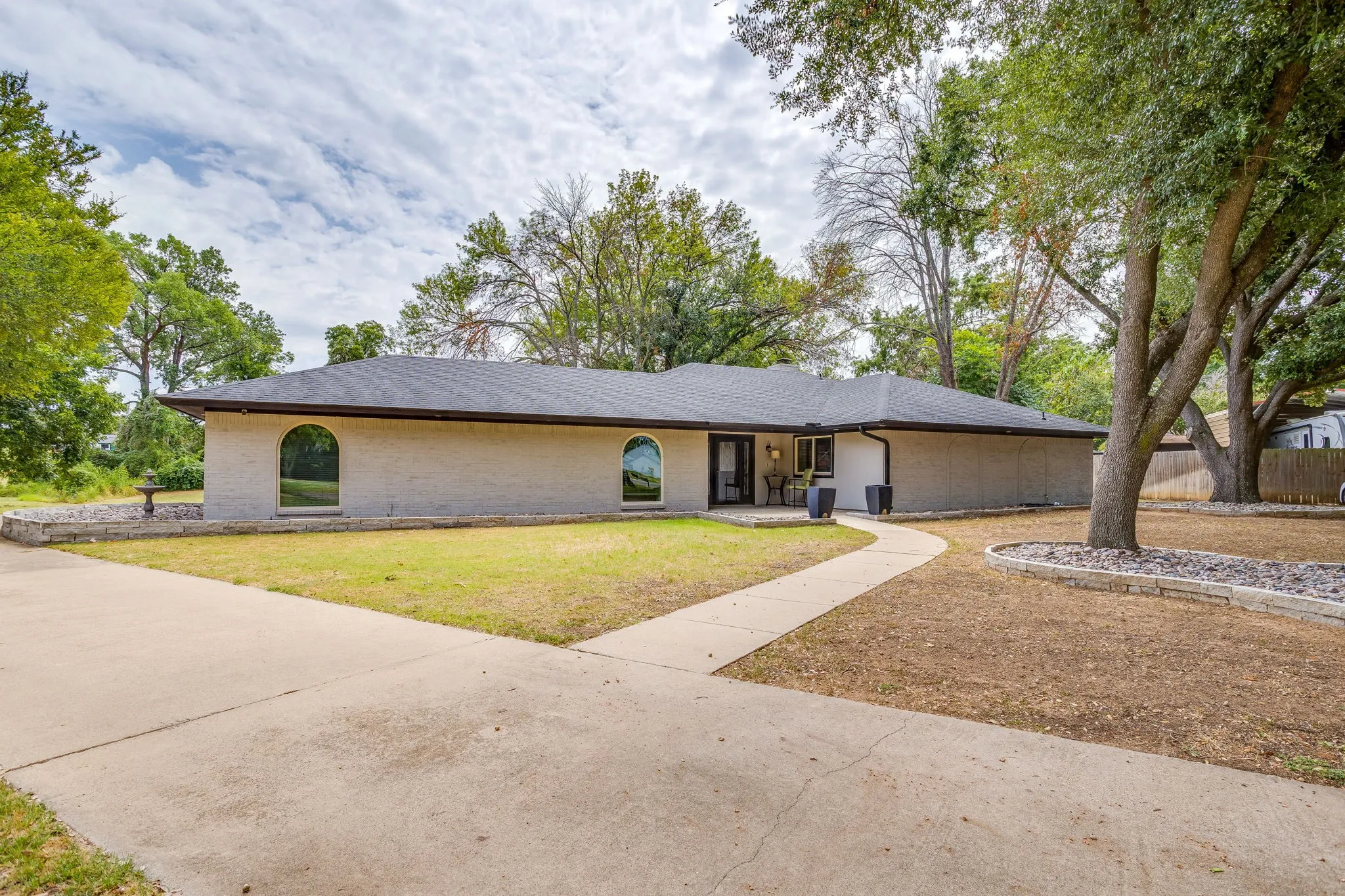 Single Family Residence For Sale in Johnson County , 104 Sunset Place, Joshua, Texas 76058, 4 Bedroom, 2 Bathroom, 2 Garage spaces, 2,410 Sqft, built in 1974, mls#21382667, Real Estate Agent in Joshua, Homes For Sale in Johnson county, Homes For Sale in Joshua, Realtor in Joshua Texas, Real Estate Brokerage Independent Realty Texas, Luminita Cordes Realtor