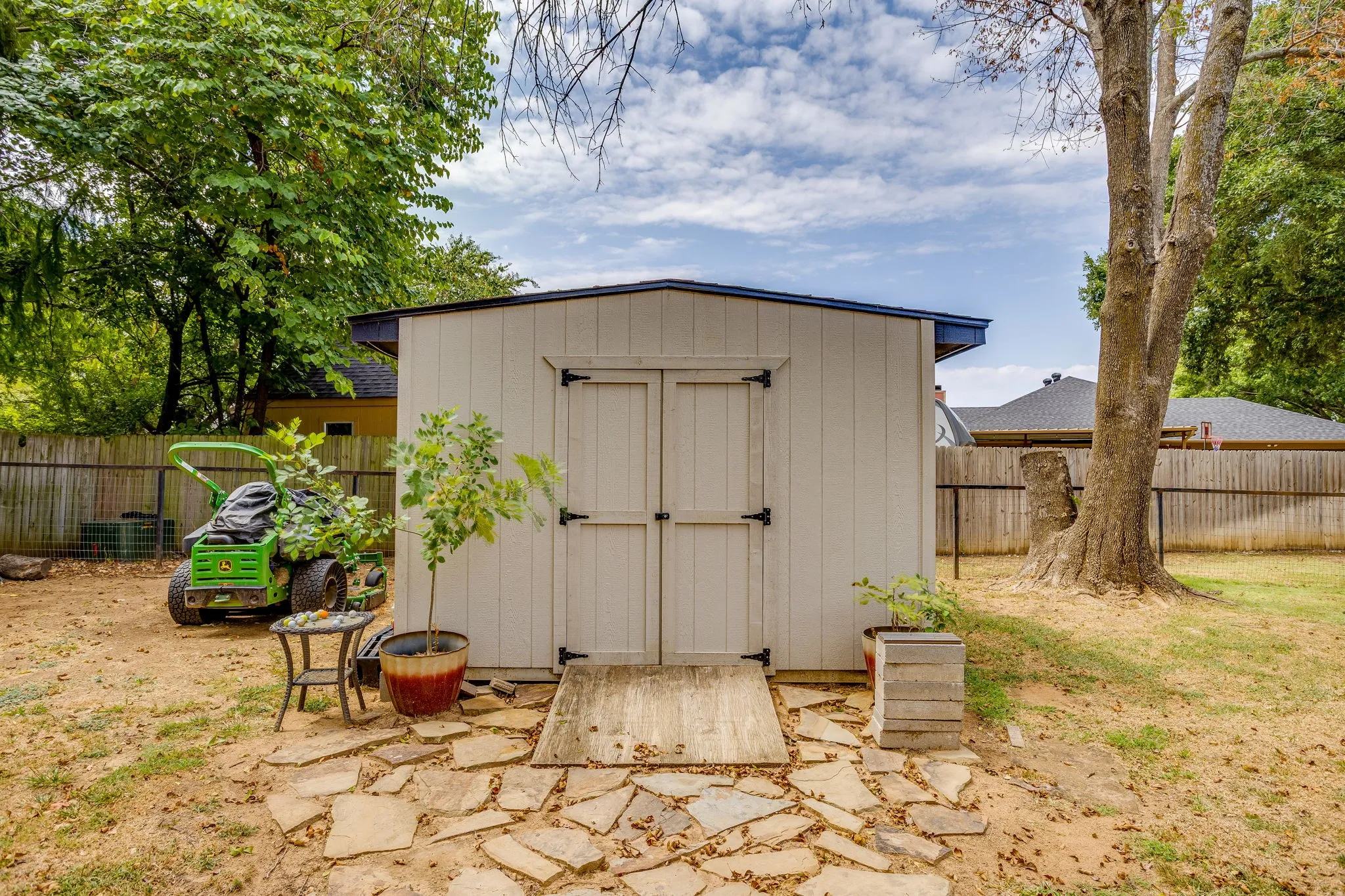 Single Family Residence For Sale in Johnson County , 104 Sunset Place, Joshua, Texas 76058, 4 Bedroom, 2 Bathroom, 2 Garage spaces, 2,410 Sqft, built in 1974, mls#21382667, Real Estate Agent in Joshua, Homes For Sale in Johnson county, Homes For Sale in Joshua, Realtor in Joshua Texas, Real Estate Brokerage Independent Realty Texas, Luminita Cordes Realtor