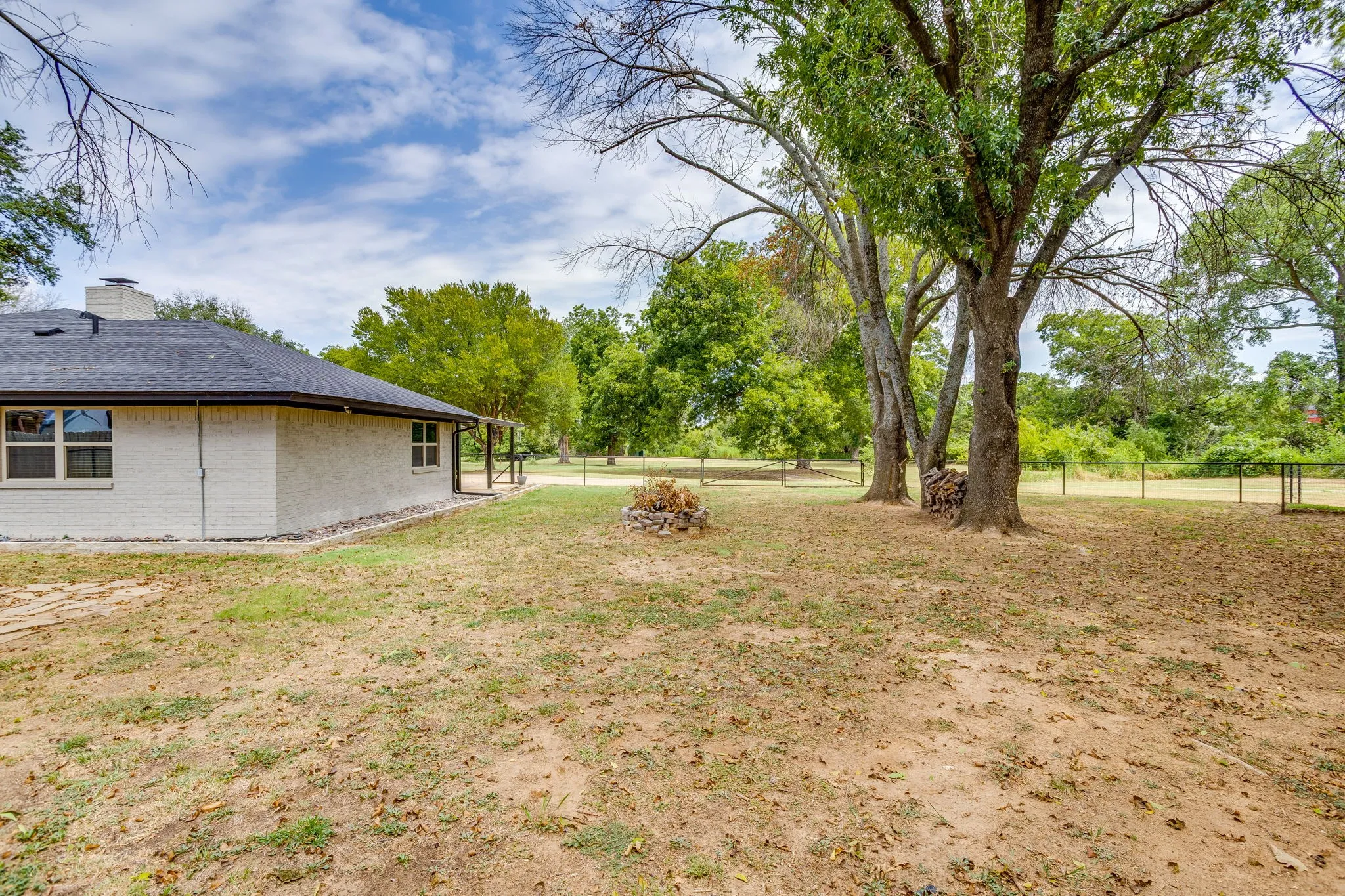 Single Family Residence For Sale in Johnson County , 104 Sunset Place, Joshua, Texas 76058, 4 Bedroom, 2 Bathroom, 2 Garage spaces, 2,410 Sqft, built in 1974, mls#21382667, Real Estate Agent in Joshua, Homes For Sale in Johnson county, Homes For Sale in Joshua, Realtor in Joshua Texas, Real Estate Brokerage Independent Realty Texas, Luminita Cordes Realtor