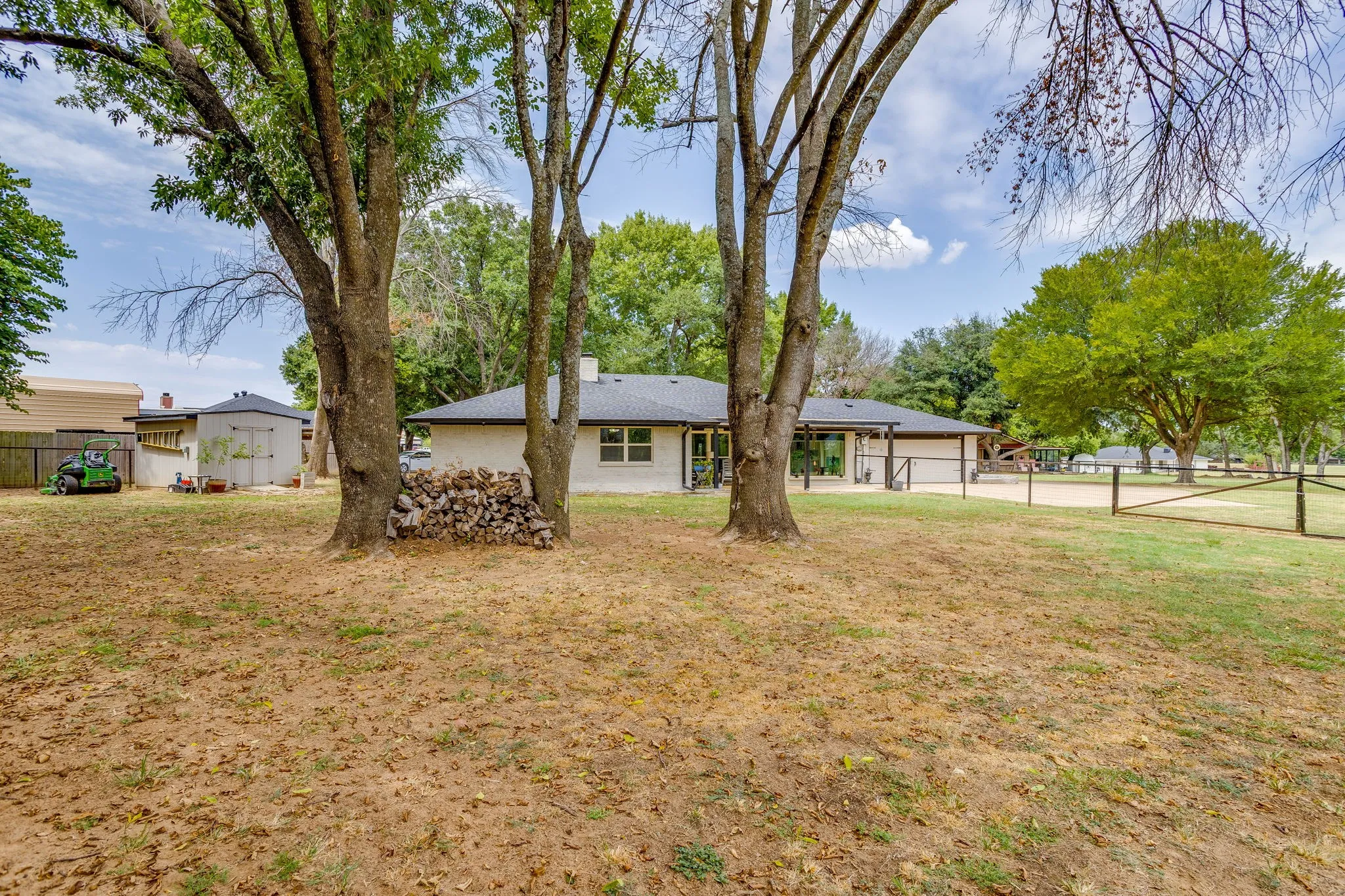 Single Family Residence For Sale in Johnson County , 104 Sunset Place, Joshua, Texas 76058, 4 Bedroom, 2 Bathroom, 2 Garage spaces, 2,410 Sqft, built in 1974, mls#21382667, Real Estate Agent in Joshua, Homes For Sale in Johnson county, Homes For Sale in Joshua, Realtor in Joshua Texas, Real Estate Brokerage Independent Realty Texas, Luminita Cordes Realtor