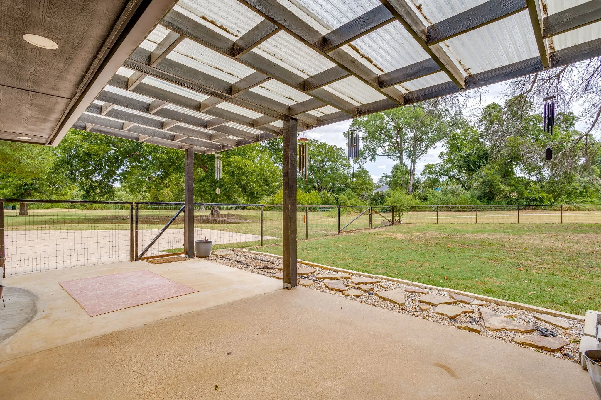 Single Family Residence For Sale in Johnson County , 104 Sunset Place, Joshua, Texas 76058, 4 Bedroom, 2 Bathroom, 2 Garage spaces, 2,410 Sqft, built in 1974, mls#21382667, Real Estate Agent in Joshua, Homes For Sale in Johnson county, Homes For Sale in Joshua, Realtor in Joshua Texas, Real Estate Brokerage Independent Realty Texas, Luminita Cordes Realtor