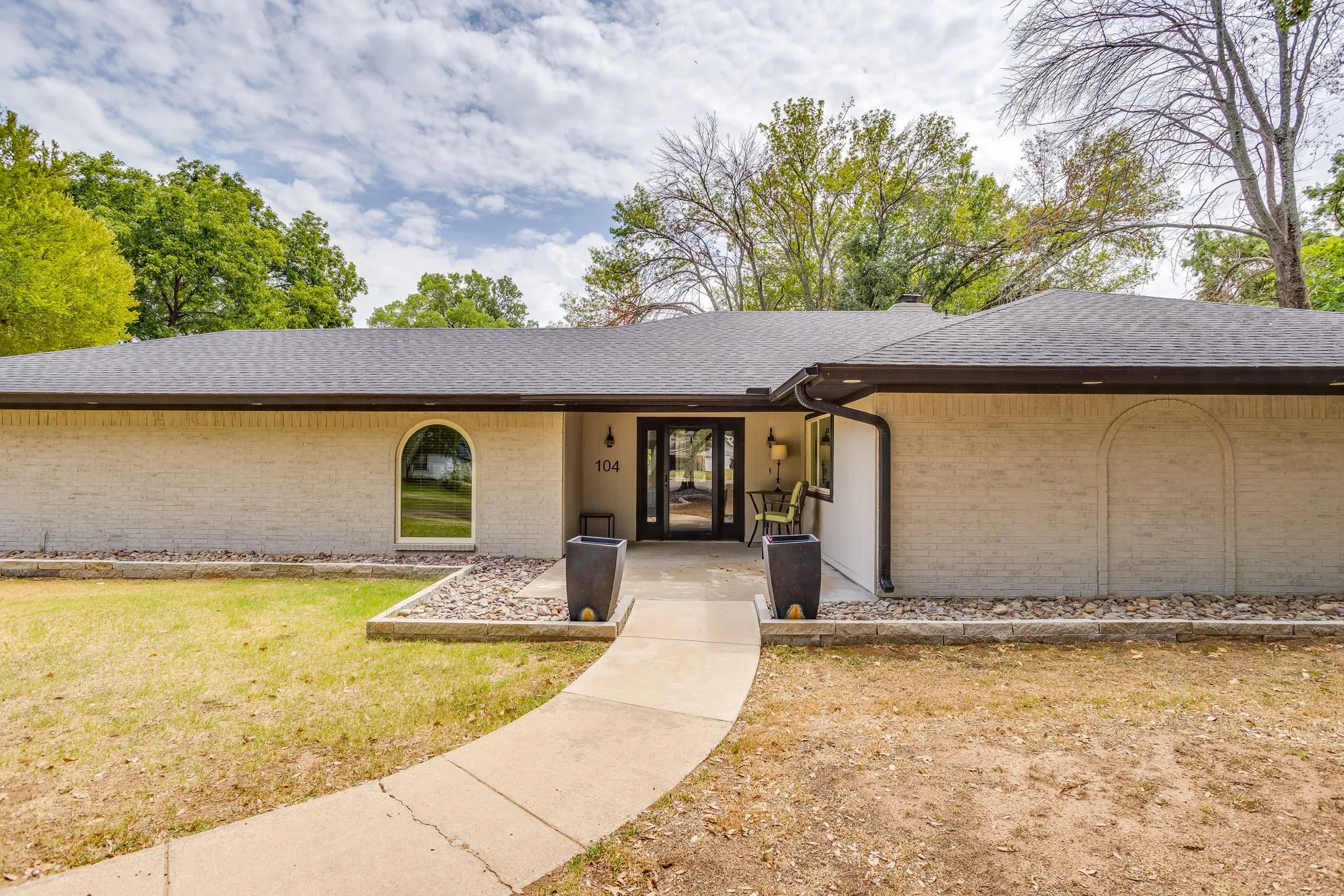 Single Family Residence For Sale in Johnson County , 104 Sunset Place, Joshua, Texas 76058, 4 Bedroom, 2 Bathroom, 2 Garage spaces, 2,410 Sqft, built in 1974, mls#21382667, Real Estate Agent in Joshua, Homes For Sale in Johnson county, Homes For Sale in Joshua, Realtor in Joshua Texas, Real Estate Brokerage Independent Realty Texas, Luminita Cordes Realtor