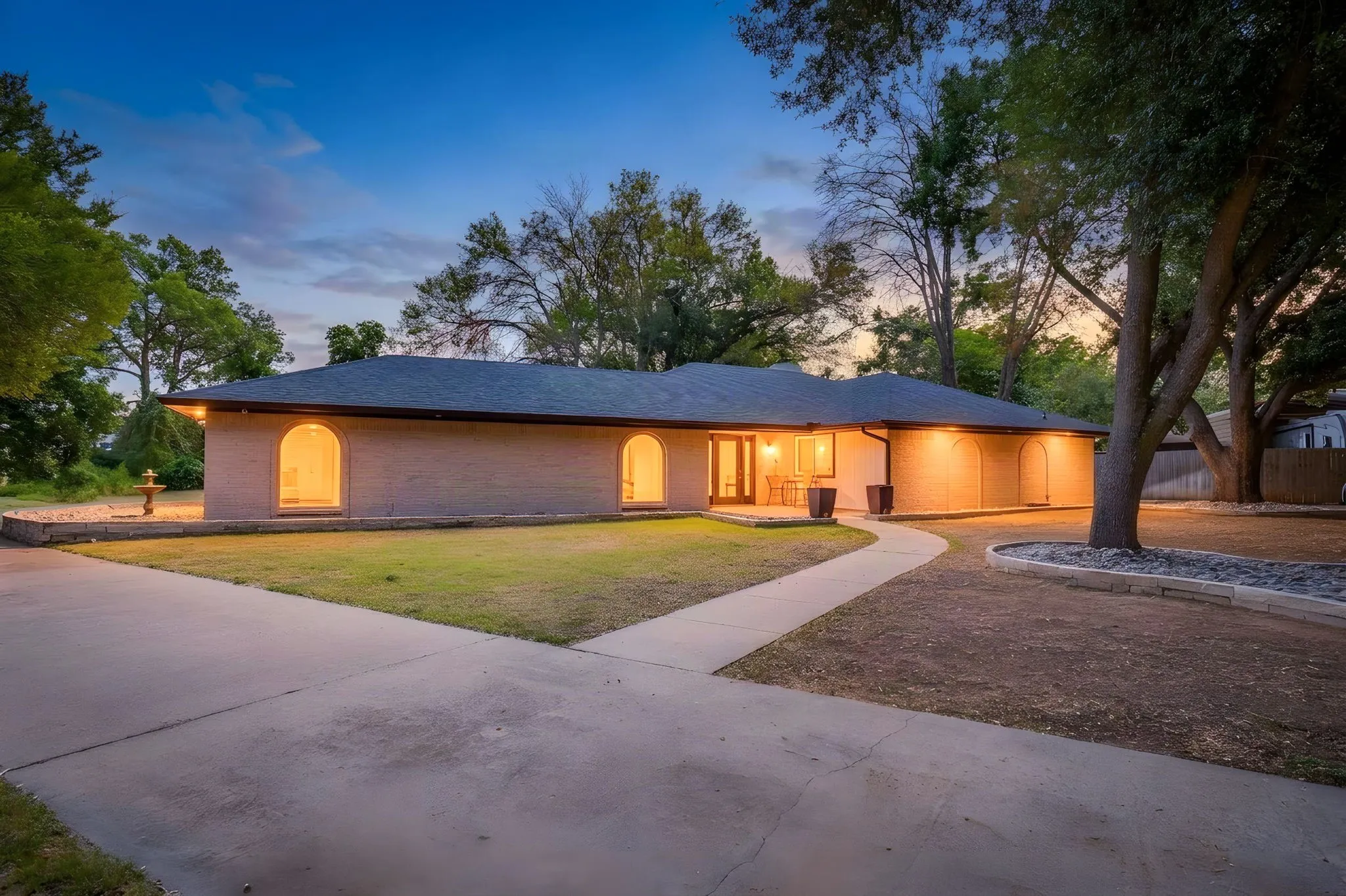 Single Family Residence For Sale in Johnson County , 104 Sunset Place, Joshua, Texas 76058, 4 Bedroom, 2 Bathroom, 2 Garage spaces, 2,410 Sqft, built in 1974, mls#21382667, Real Estate Agent in Joshua, Homes For Sale in Johnson county, Homes For Sale in Joshua, Realtor in Joshua Texas, Real Estate Brokerage Independent Realty Texas, Luminita Cordes Realtor