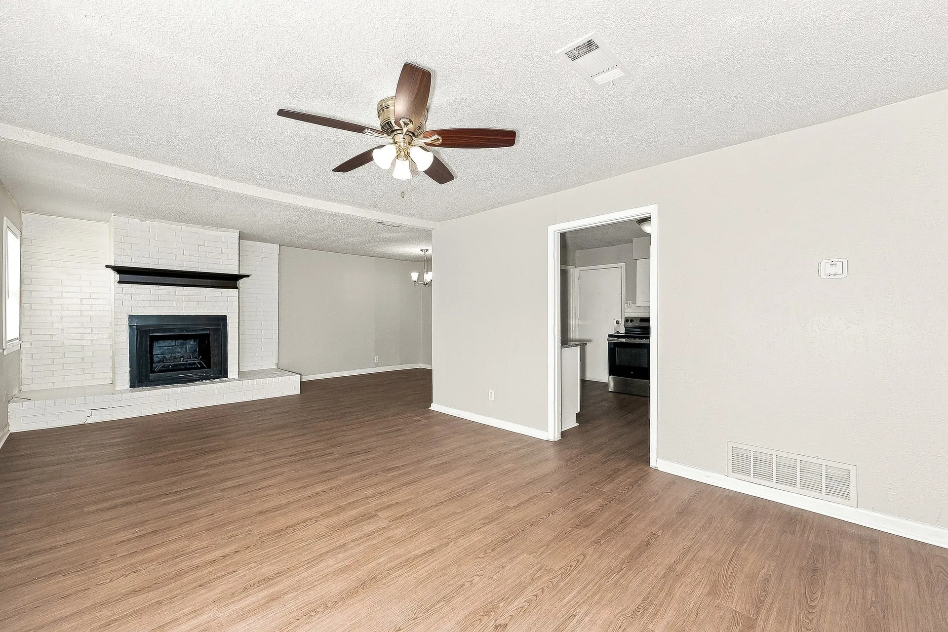 Single Family Residence For Rent in Dallas County , 1705 Longview Street, Mesquite, Texas 75149, 3 Bedroom, 2 Bathroom, Garage spaces, 1,617 Sqft, built in 1955, mls#21383043, Real Estate Agent in Mesquite, Homes For Rent in Dallas county, Homes For Rent in Mesquite, Realtor in Mesquite Texas, Real Estate Brokerage Independent Realty Texas, Luminita Cordes Realtor