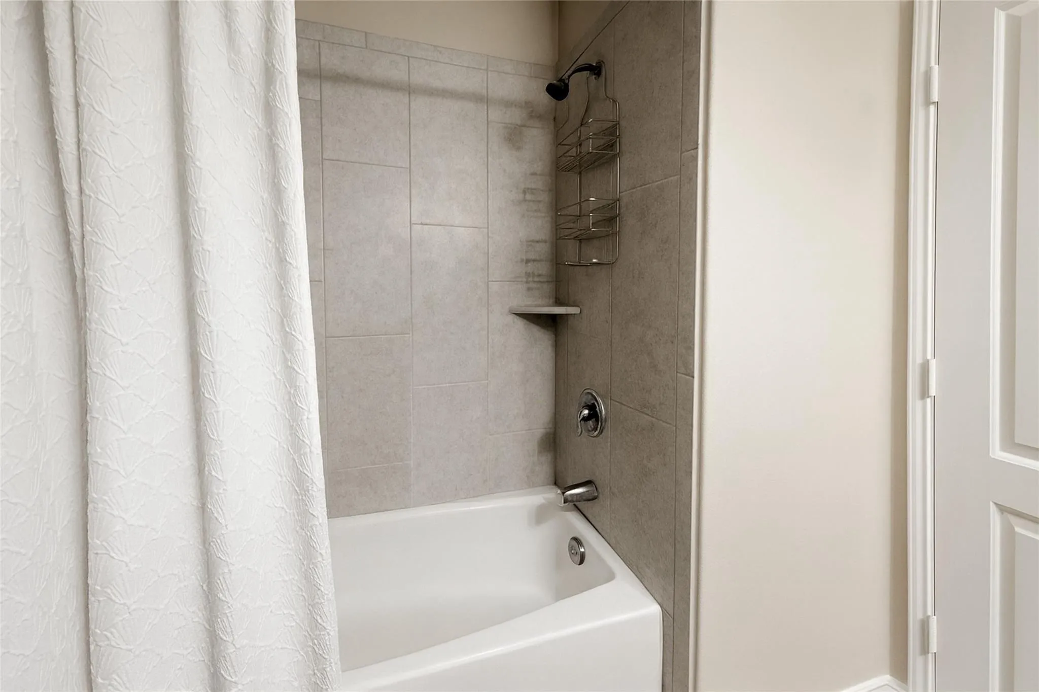Tub and shower combination with tile surround and integrated shower​​‌​​​​‌​​‌‌​‌‌​​​‌‌​‌​‌​‌​​​‌​​ shelf