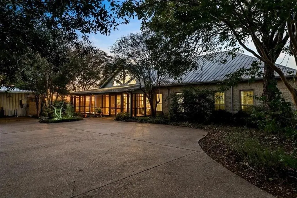 Farm For Sale in Ellis County , 1179 E FM 813, Palmer, Texas 75152, 3 Bedroom, 3 Bathroom, 1 Garage spaces, 2,988 Sqft, built in 2006, mls#21383071, Real Estate Agent in Palmer, Homes For Sale in Ellis county, Homes For Sale in Palmer, Realtor in Palmer Texas, Real Estate Brokerage Independent Realty Texas, Luminita Cordes Realtor