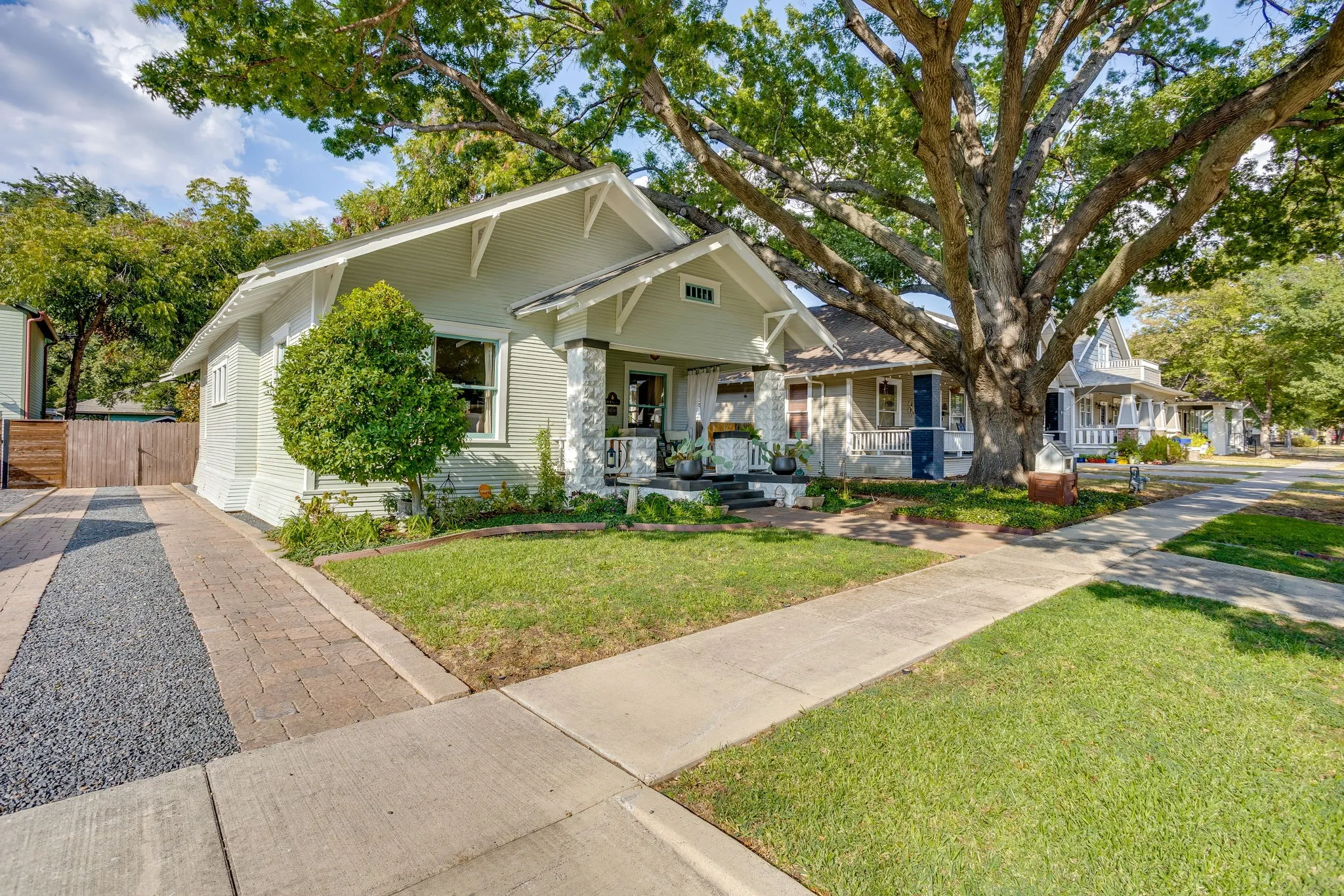 Single Family Residence For Sale in Tarrant County , 1116 W Arlington Avenue, Fort Worth, Texas 76110, 2 Bedroom, 2 Bathroom, Garage spaces, 1,350 Sqft, built in 1927, mls#21383084, Real Estate Agent in Fort Worth, Homes For Sale in Tarrant county, Homes For Sale in Fort Worth, Realtor in Fort Worth Texas, Real Estate Brokerage Independent Realty Texas, Luminita Cordes Realtor