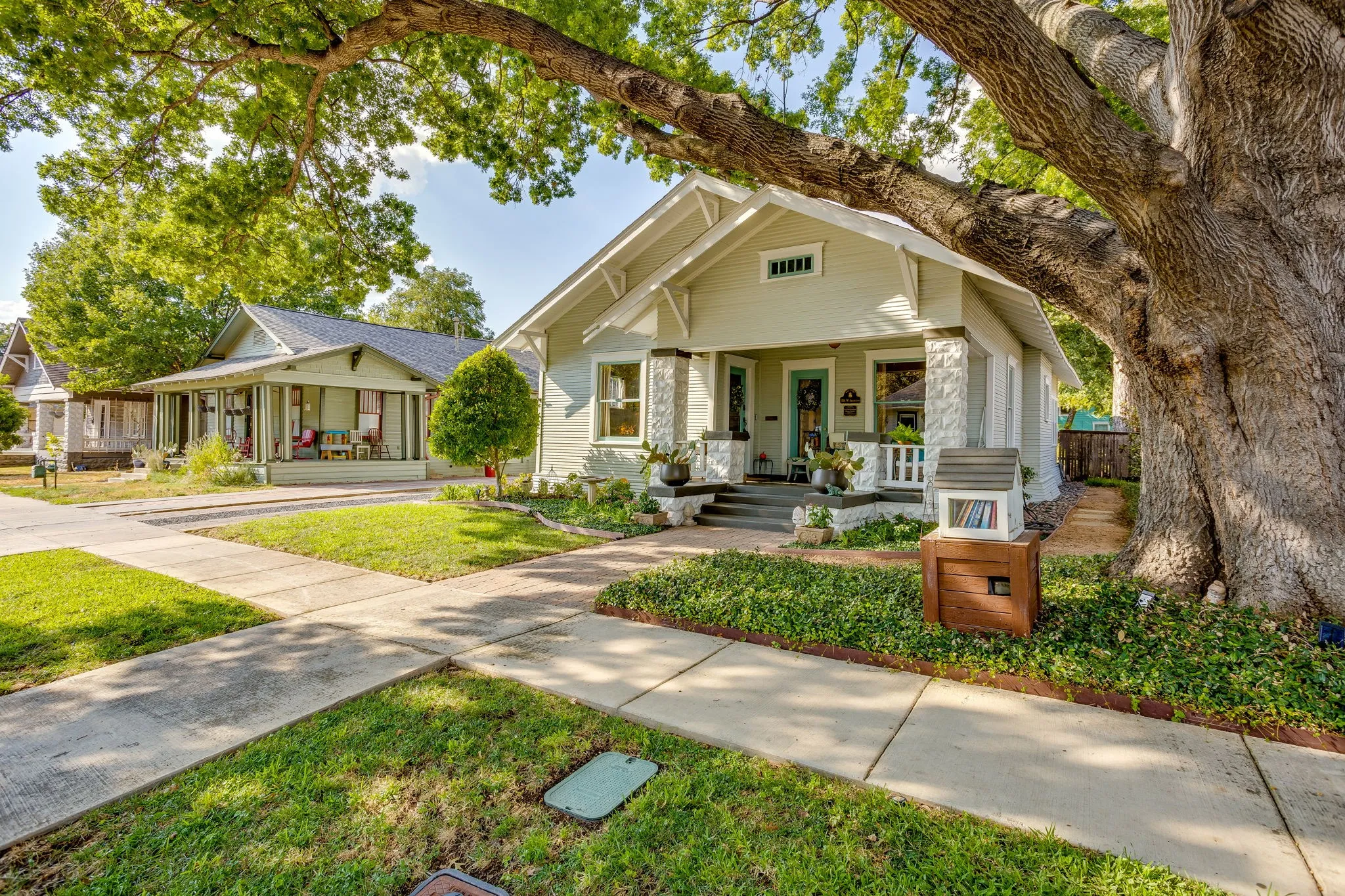 Single Family Residence For Sale in Tarrant County , 1116 W Arlington Avenue, Fort Worth, Texas 76110, 2 Bedroom, 2 Bathroom, Garage spaces, 1,350 Sqft, built in 1927, mls#21383084, Real Estate Agent in Fort Worth, Homes For Sale in Tarrant county, Homes For Sale in Fort Worth, Realtor in Fort Worth Texas, Real Estate Brokerage Independent Realty Texas, Luminita Cordes Realtor