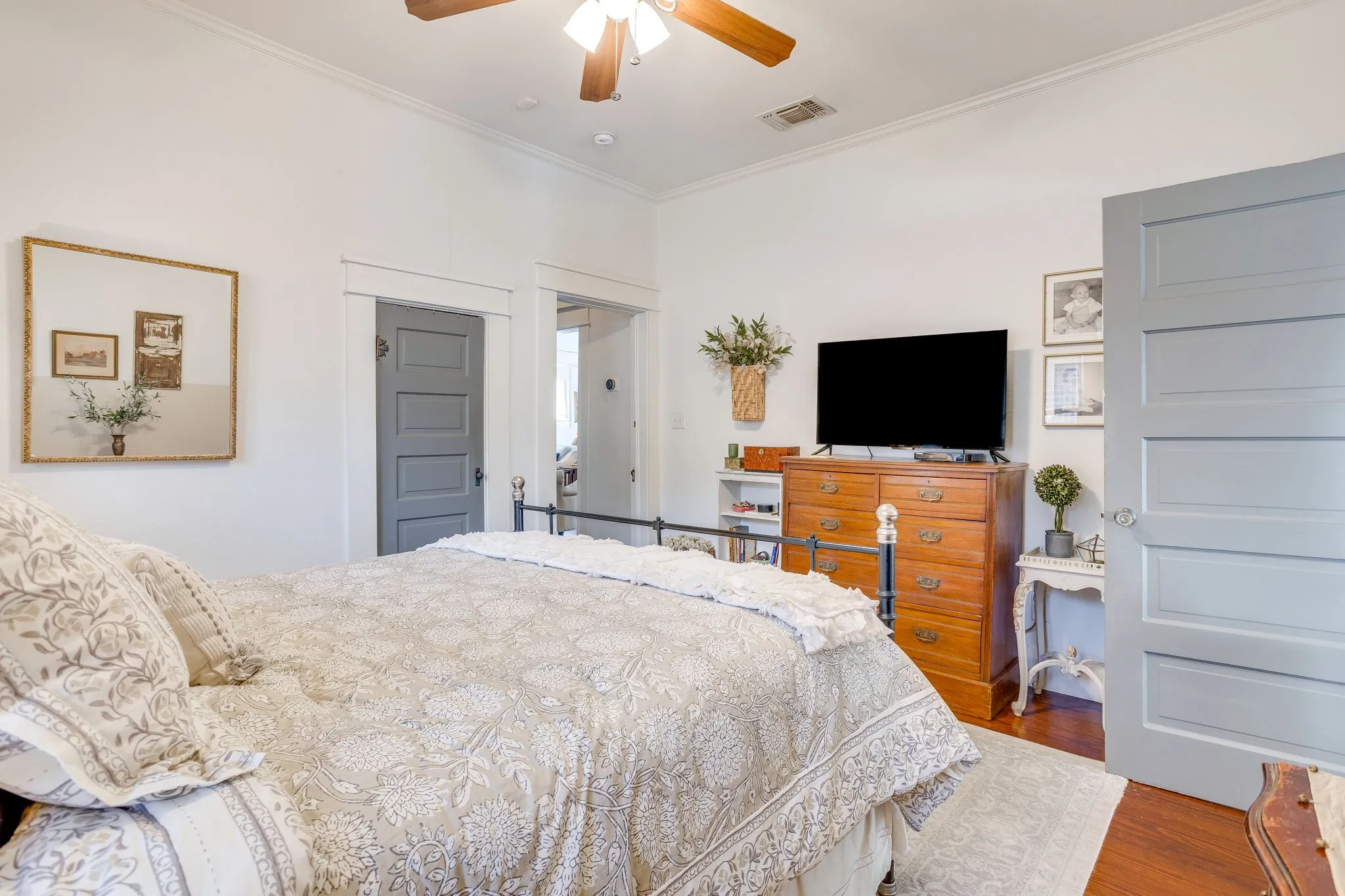 Single Family Residence For Sale in Tarrant County , 1116 W Arlington Avenue, Fort Worth, Texas 76110, 2 Bedroom, 2 Bathroom, Garage spaces, 1,350 Sqft, built in 1927, mls#21383084, Real Estate Agent in Fort Worth, Homes For Sale in Tarrant county, Homes For Sale in Fort Worth, Realtor in Fort Worth Texas, Real Estate Brokerage Independent Realty Texas, Luminita Cordes Realtor
