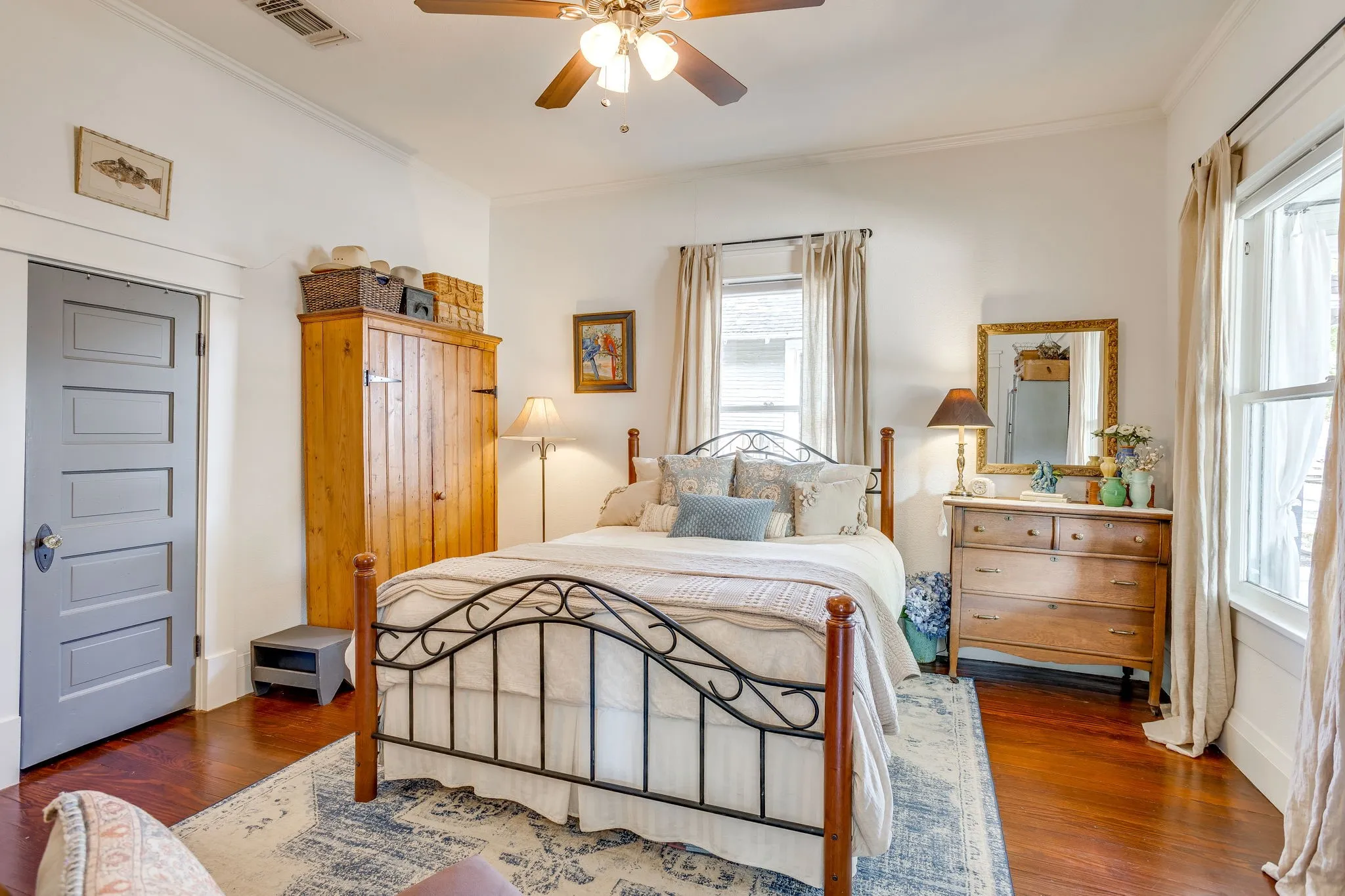 Single Family Residence For Sale in Tarrant County , 1116 W Arlington Avenue, Fort Worth, Texas 76110, 2 Bedroom, 2 Bathroom, Garage spaces, 1,350 Sqft, built in 1927, mls#21383084, Real Estate Agent in Fort Worth, Homes For Sale in Tarrant county, Homes For Sale in Fort Worth, Realtor in Fort Worth Texas, Real Estate Brokerage Independent Realty Texas, Luminita Cordes Realtor