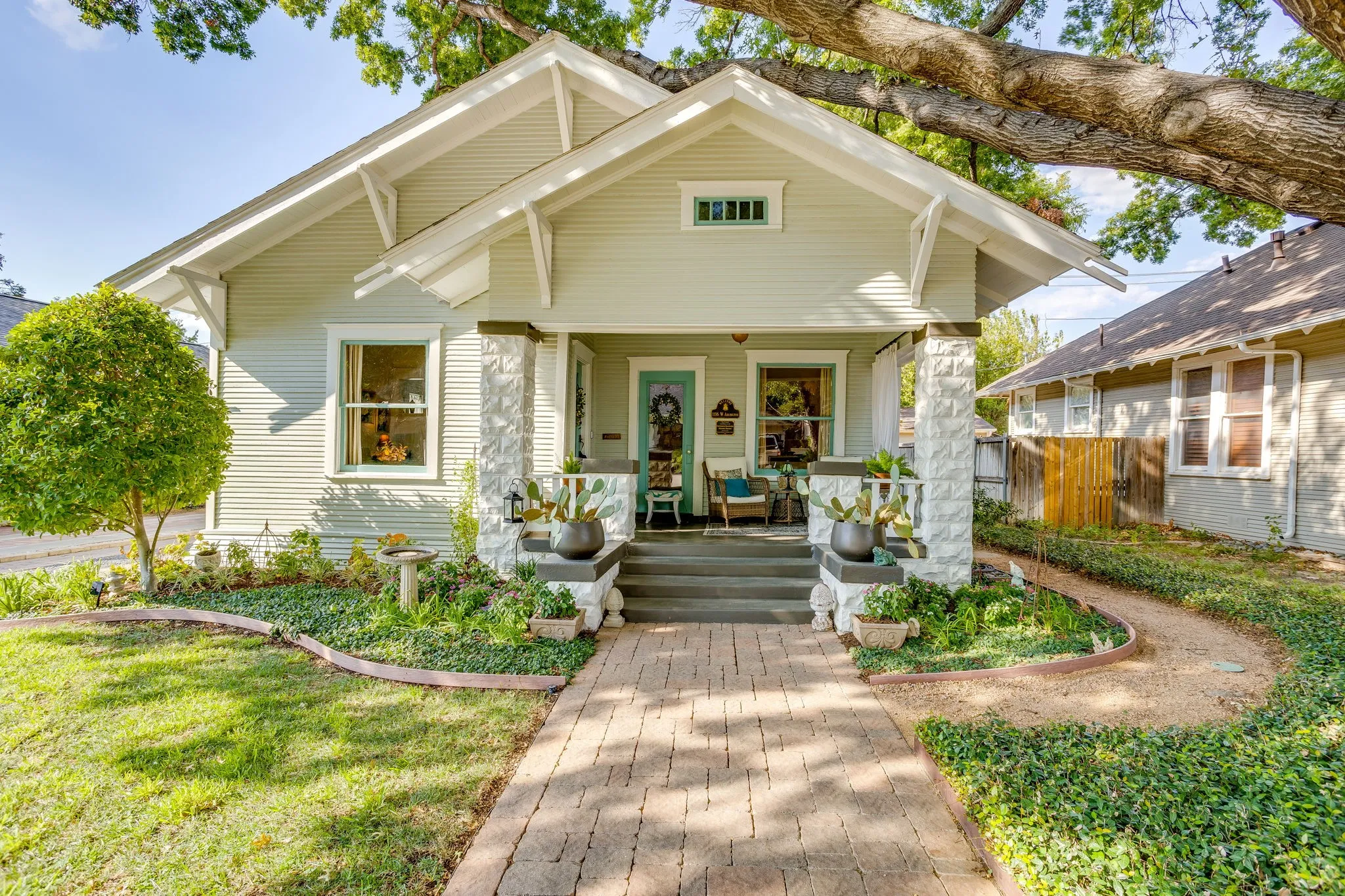 Single Family Residence For Sale in Tarrant County , 1116 W Arlington Avenue, Fort Worth, Texas 76110, 2 Bedroom, 2 Bathroom, Garage spaces, 1,350 Sqft, built in 1927, mls#21383084, Real Estate Agent in Fort Worth, Homes For Sale in Tarrant county, Homes For Sale in Fort Worth, Realtor in Fort Worth Texas, Real Estate Brokerage Independent Realty Texas, Luminita Cordes Realtor