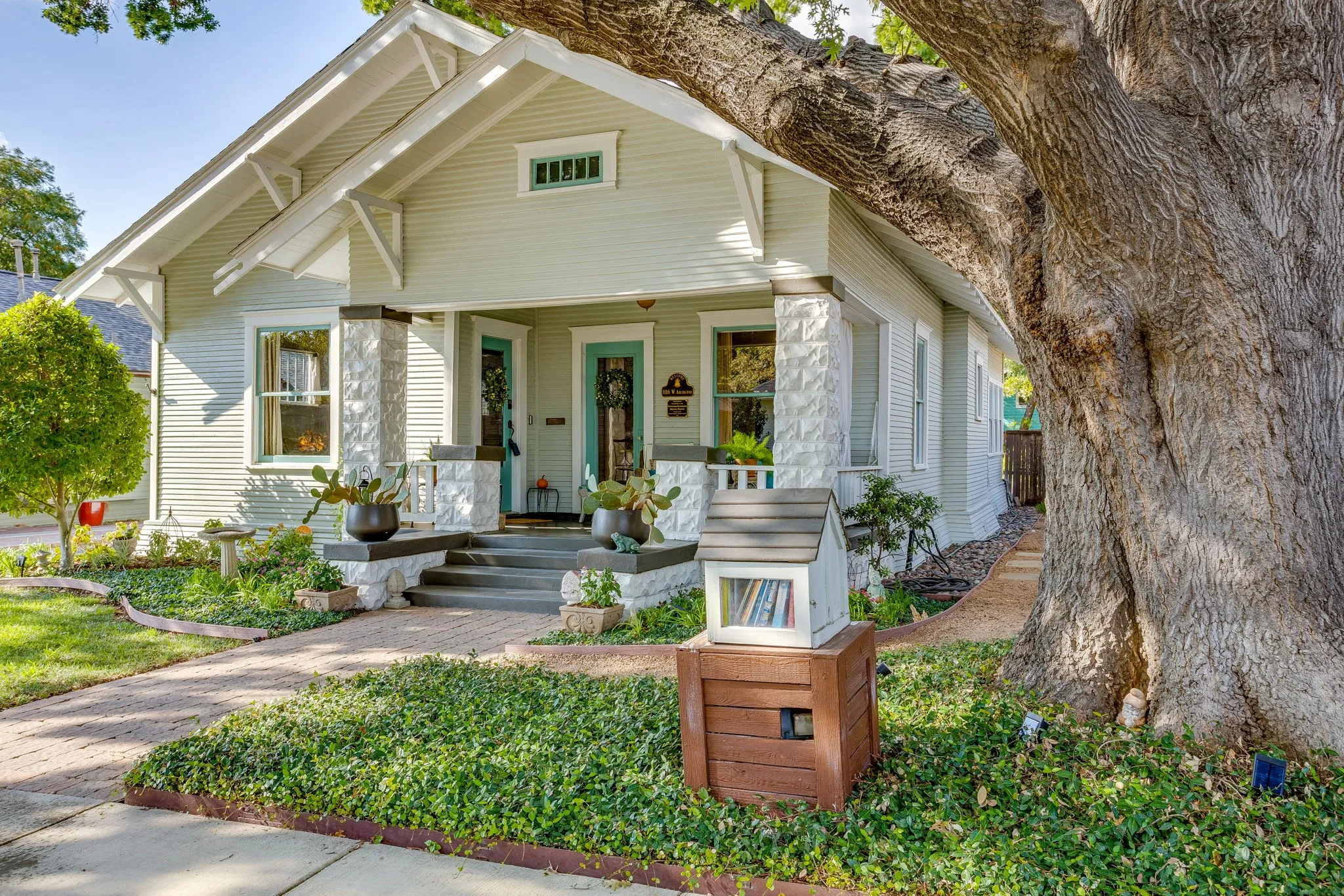Single Family Residence For Sale in Tarrant County , 1116 W Arlington Avenue, Fort Worth, Texas 76110, 2 Bedroom, 2 Bathroom, Garage spaces, 1,350 Sqft, built in 1927, mls#21383084, Real Estate Agent in Fort Worth, Homes For Sale in Tarrant county, Homes For Sale in Fort Worth, Realtor in Fort Worth Texas, Real Estate Brokerage Independent Realty Texas, Luminita Cordes Realtor