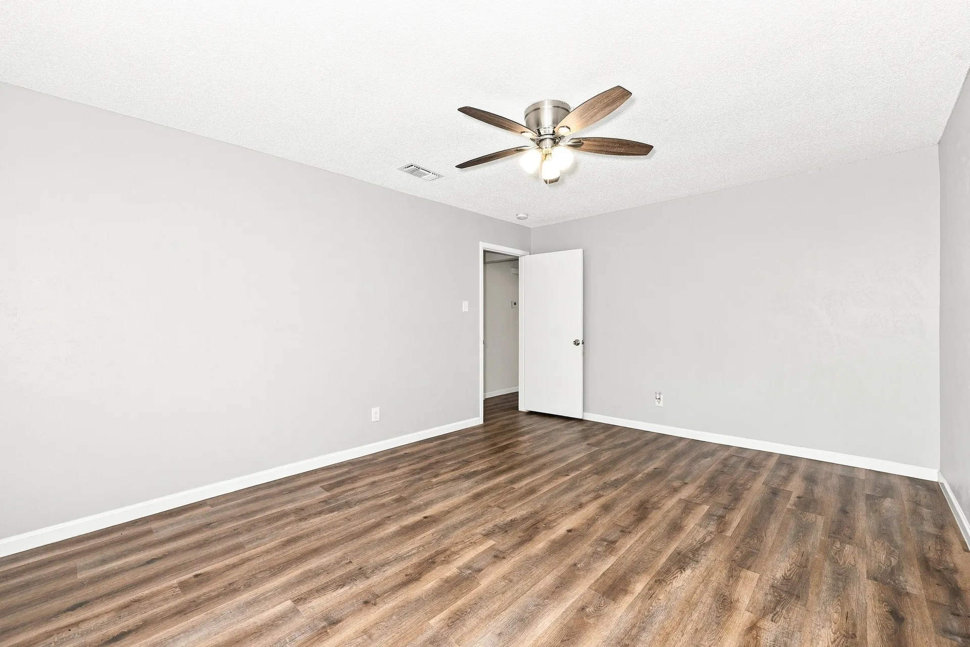 Single Family Residence For Rent in Tarrant County , 6609 Chilton Drive, North Richland Hills, Texas 76182, 3 Bedroom, 2 Bathroom, 2 Garage spaces, 1,720 Sqft, built in 1977, mls#21383082, Real Estate Agent in North Richland Hills, Homes For Rent in Tarrant county, Homes For Rent in North Richland Hills, Realtor in North Richland Hills Texas, Real Estate Brokerage Independent Realty Texas, Luminita Cordes Realtor