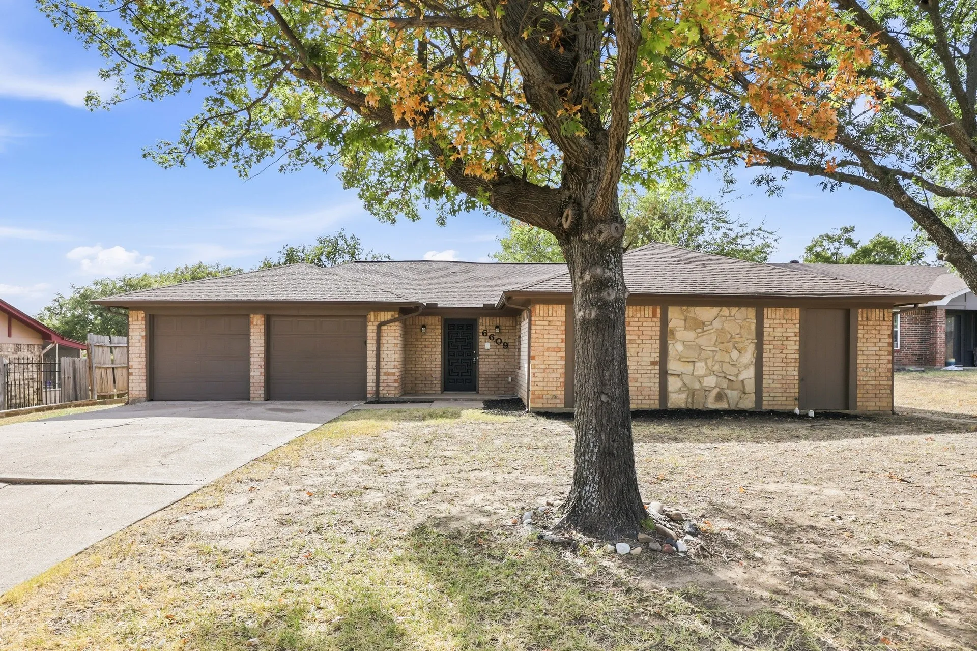 Single Family Residence For Rent in Tarrant County , 6609 Chilton Drive, North Richland Hills, Texas 76182, 3 Bedroom, 2 Bathroom, 2 Garage spaces, 1,720 Sqft, built in 1977, mls#21383082, Real Estate Agent in North Richland Hills, Homes For Rent in Tarrant county, Homes For Rent in North Richland Hills, Realtor in North Richland Hills Texas, Real Estate Brokerage Independent Realty Texas, Luminita Cordes Realtor