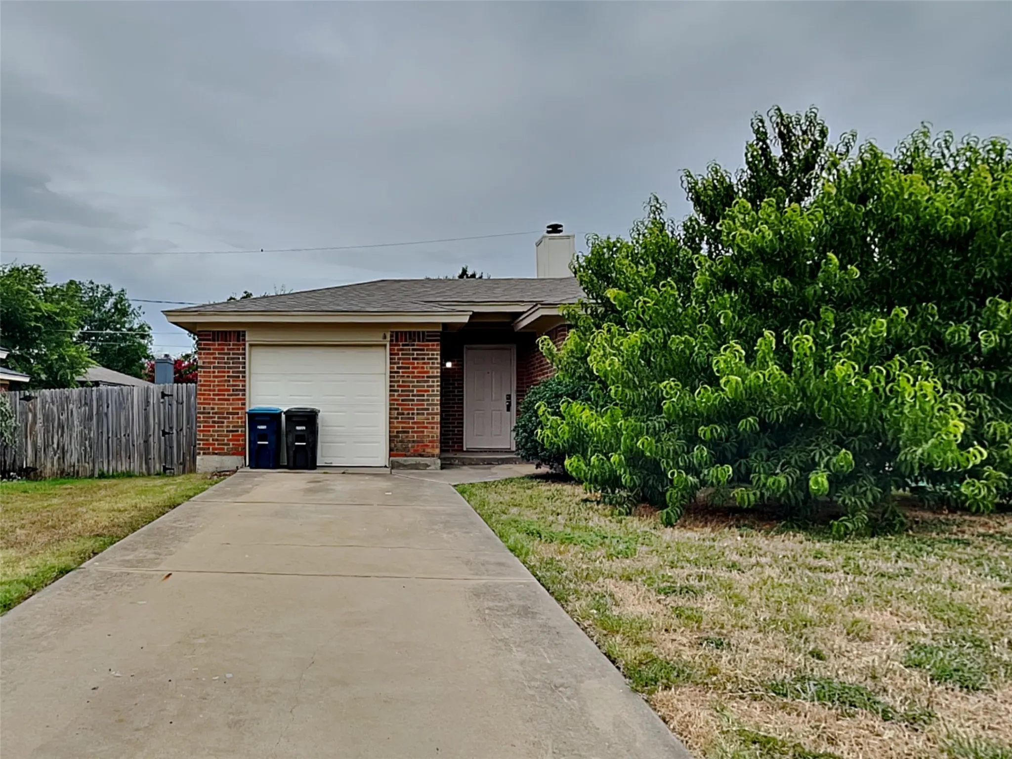 Single Family Residence For Rent in Tarrant County , 4509 Ebbtide Court, Fort Worth, Texas 76135, 3 Bedroom, 2 Bathroom, Garage spaces, 1,172 Sqft, built in 1993, mls#21383009, Real Estate Agent in Fort Worth, Homes For Rent in Tarrant county, Homes For Rent in Fort Worth, Realtor in Fort Worth Texas, Real Estate Brokerage Independent Realty Texas, Luminita Cordes Realtor